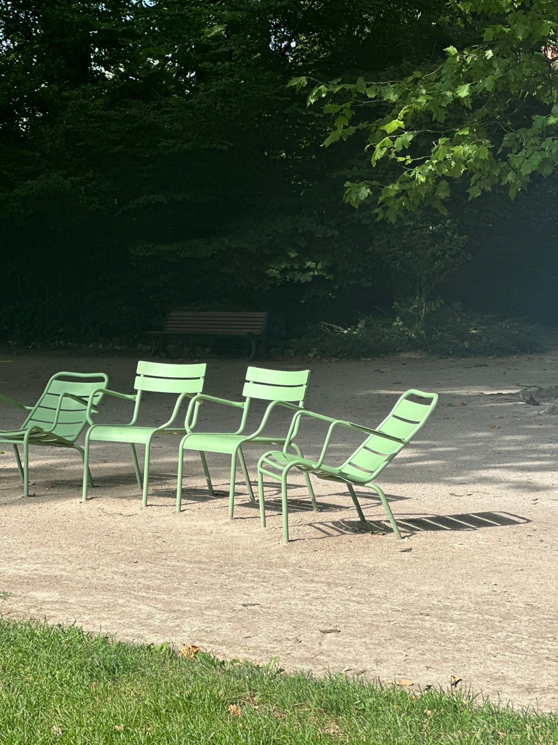 gray computer monitor