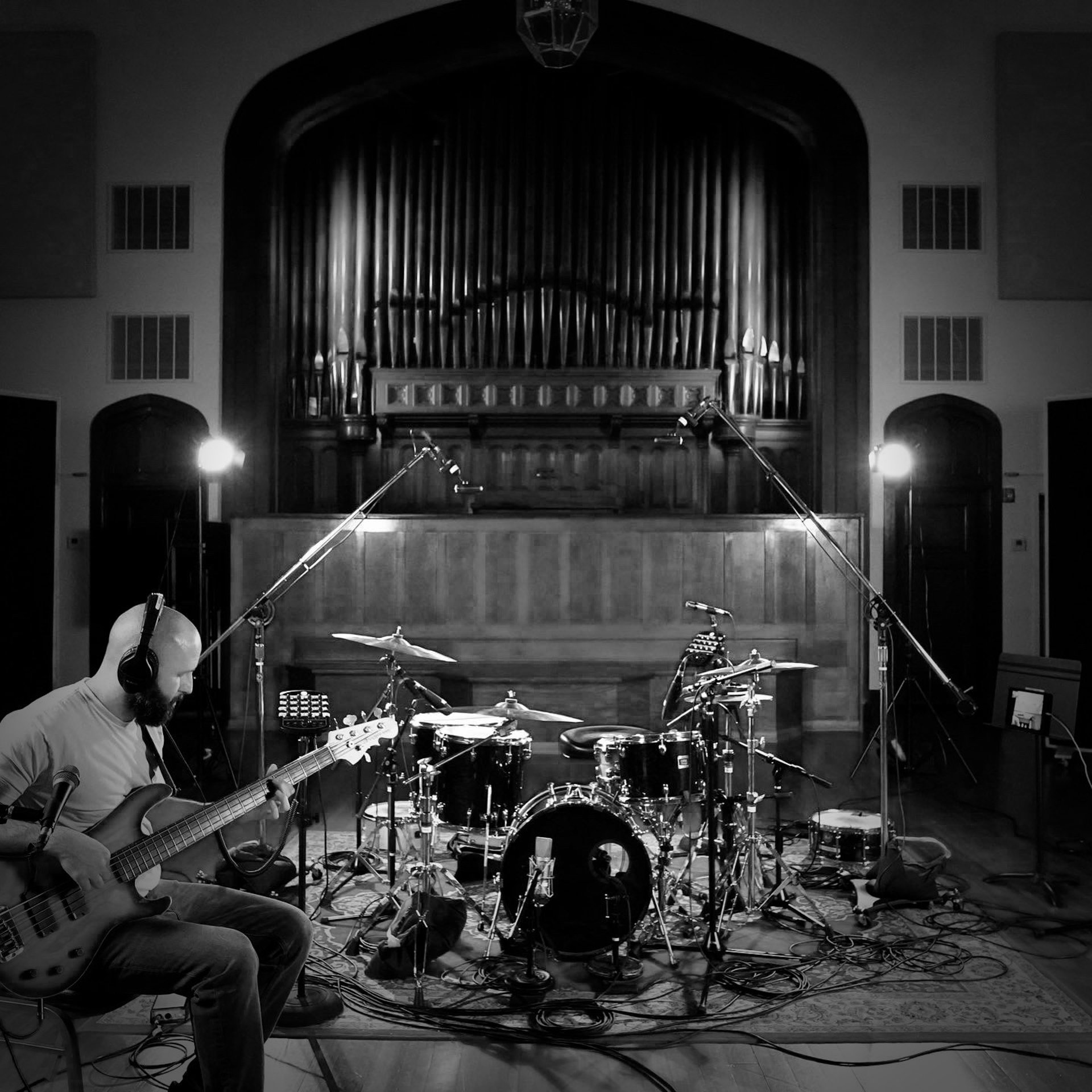 gray computer monitor