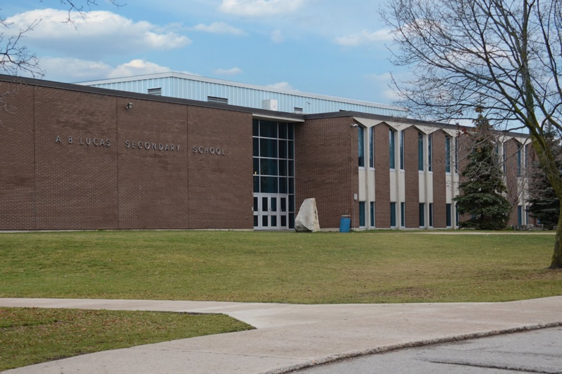 gray computer monitor