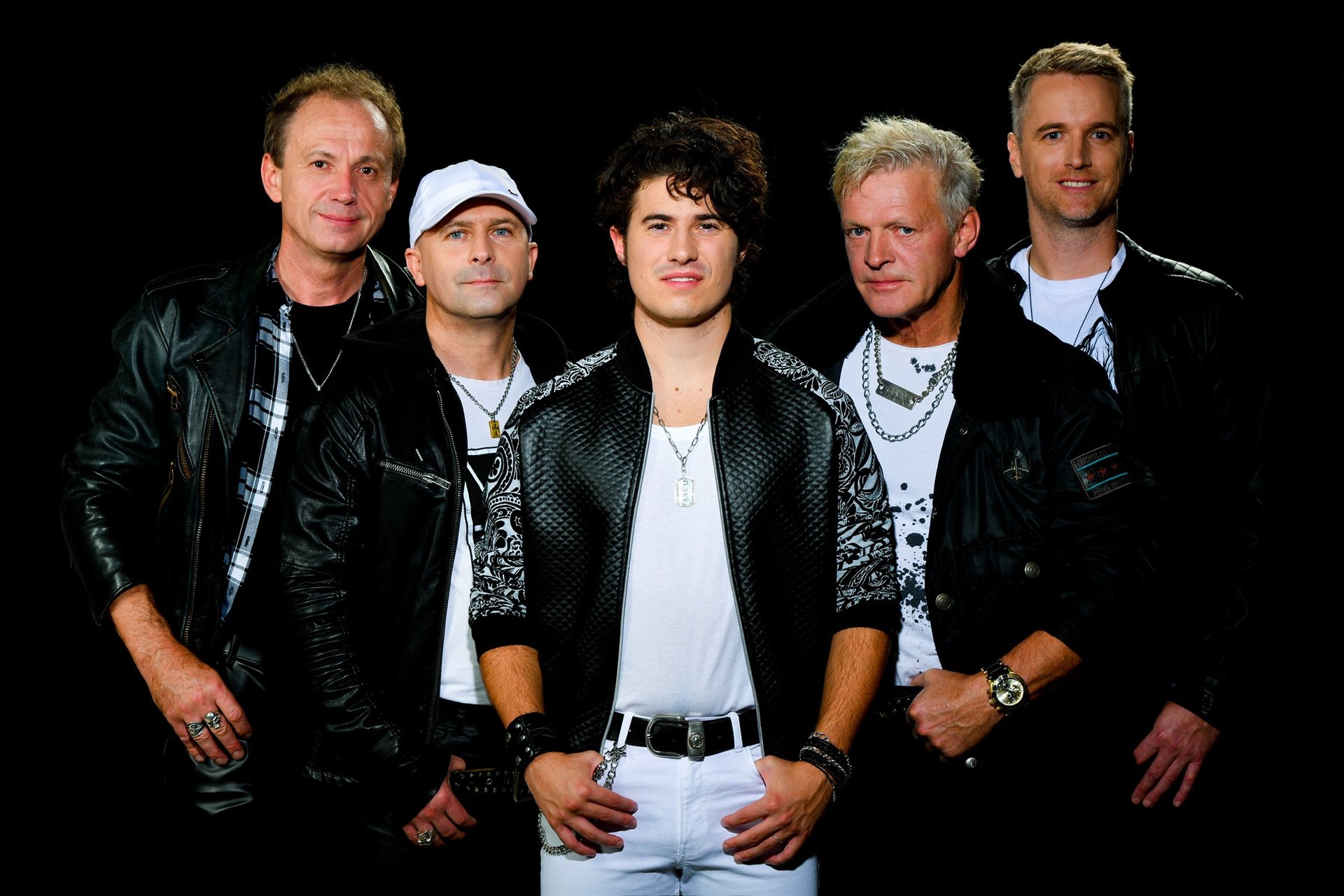 black and white bed linen