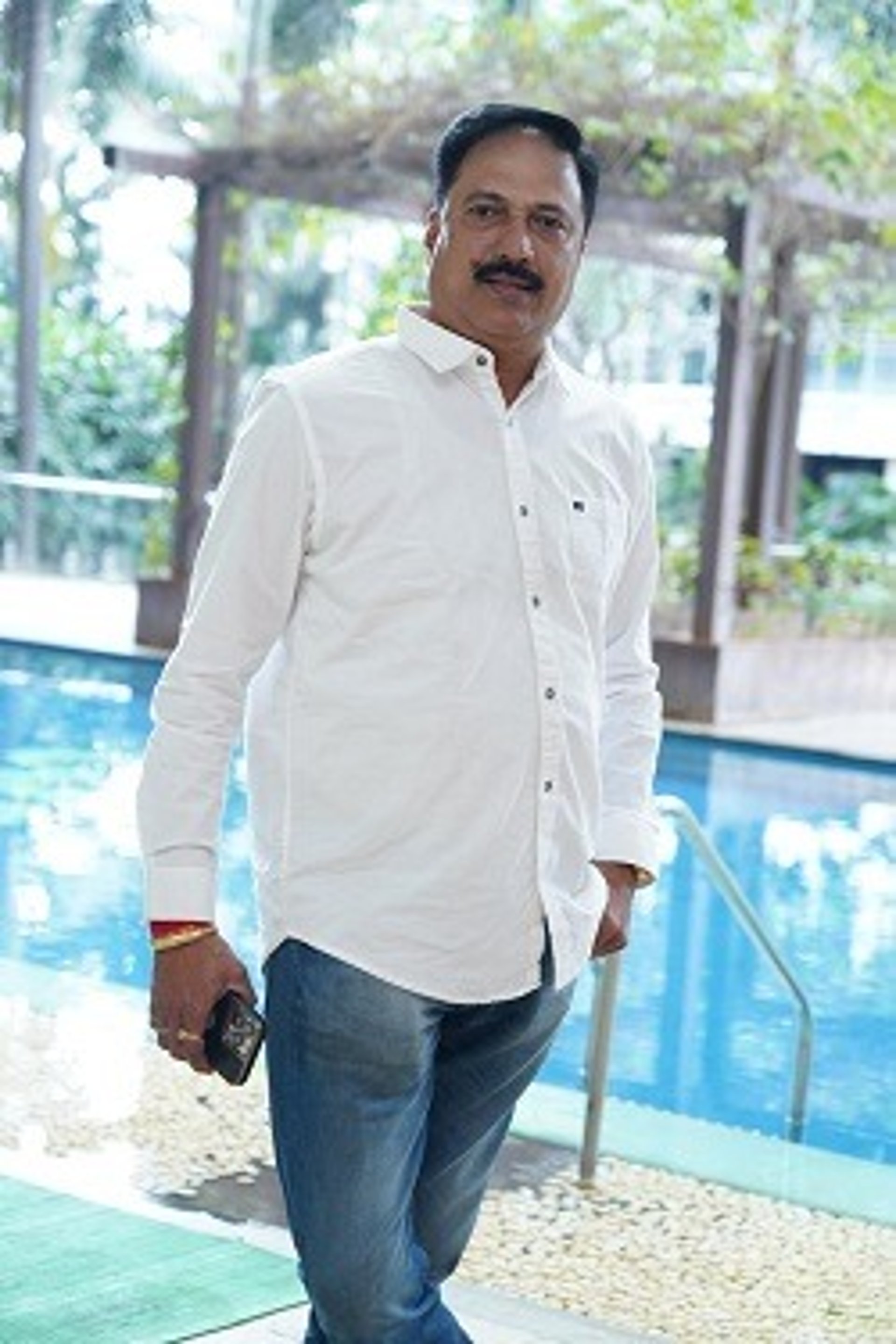 gray computer monitor