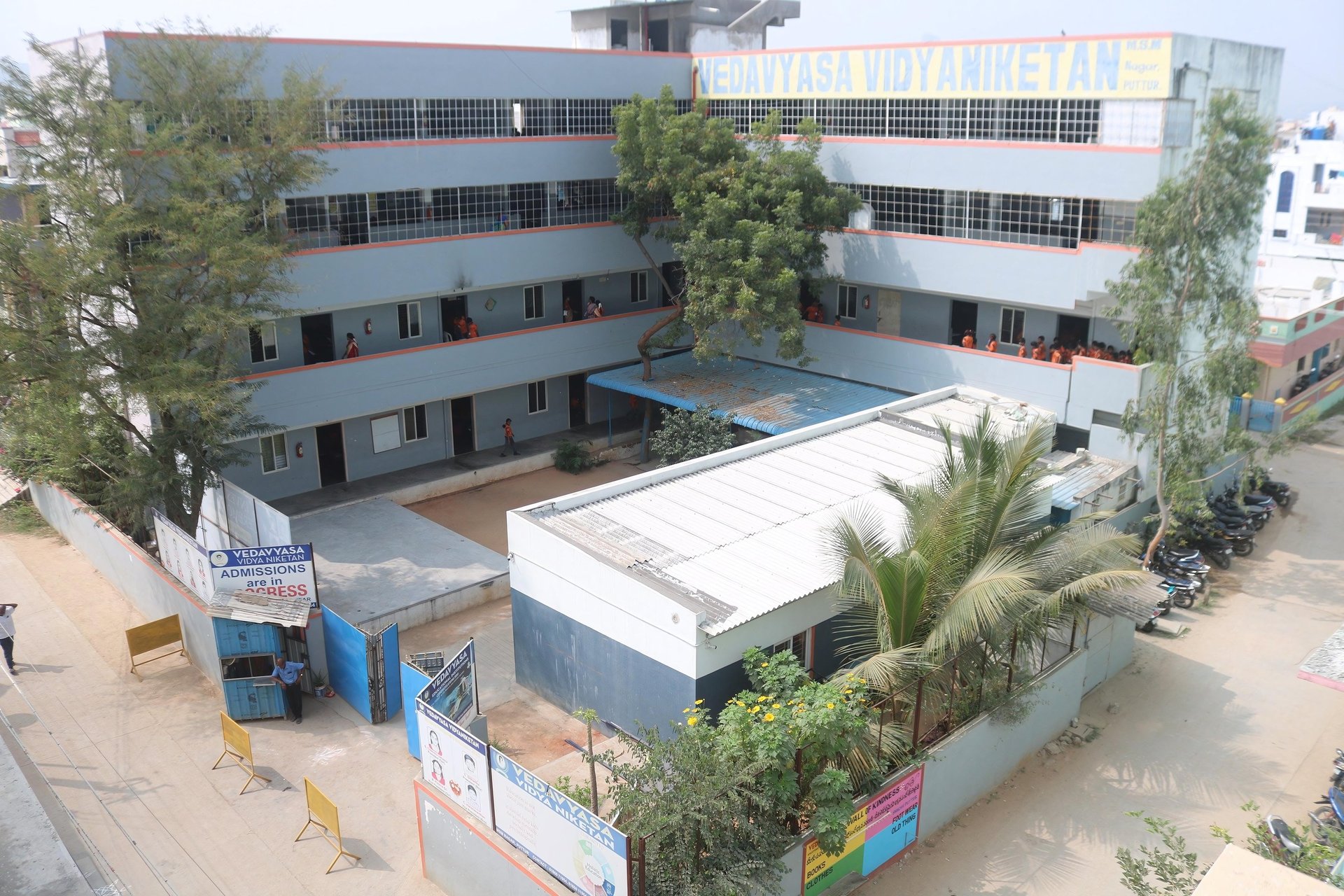 black and white bed linen