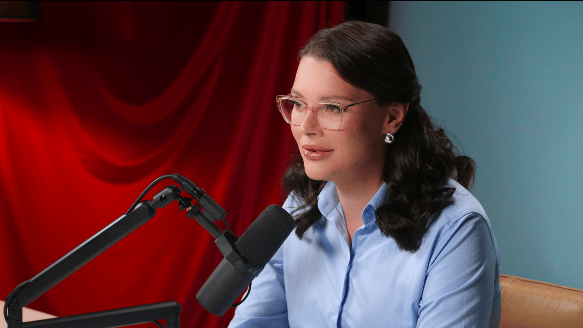 Аренда студии для записи подкаста с одновременным видеомонтажом #красноенакрасном