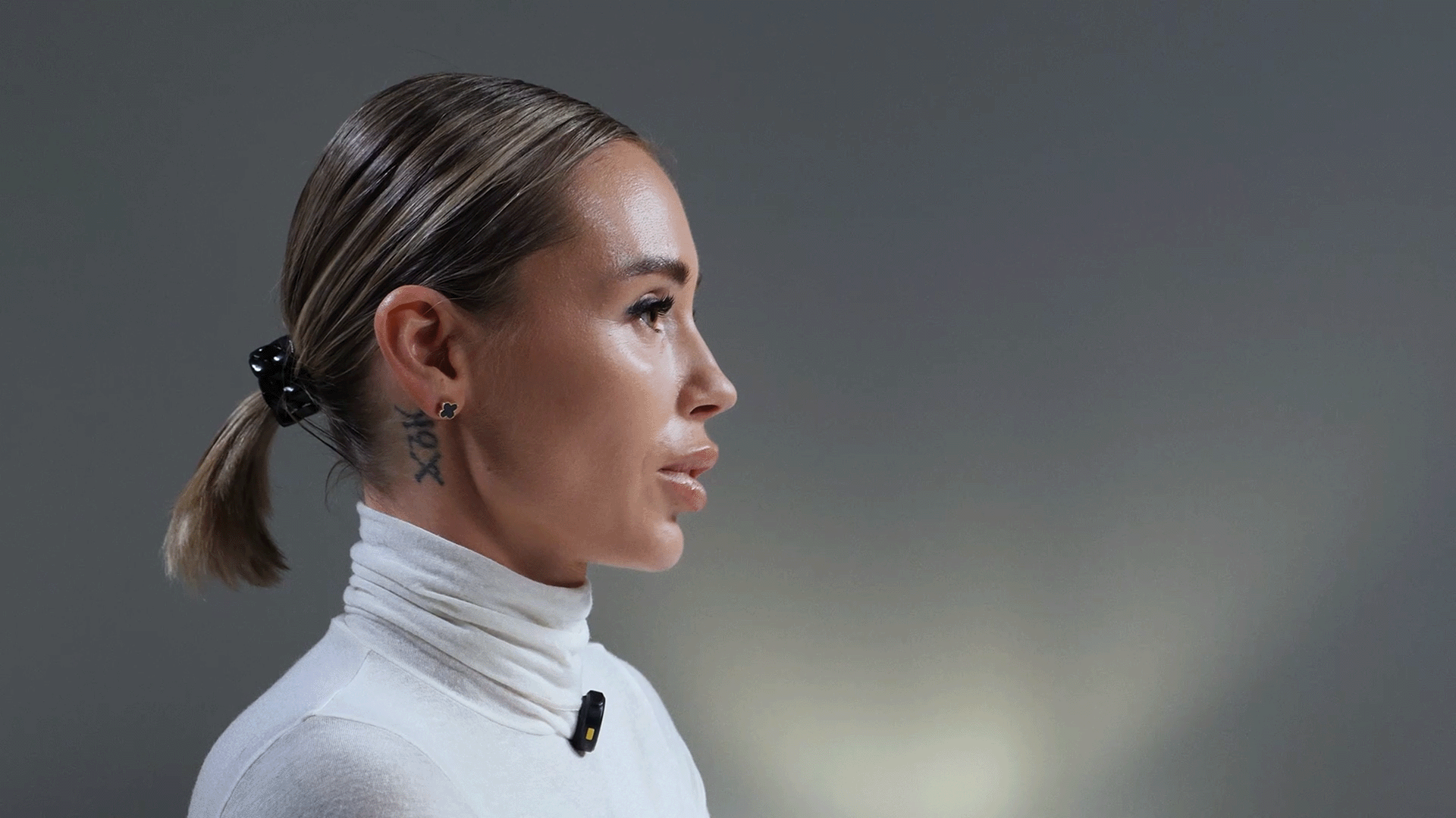 Аренда видеостудии в Москве в визуальной концепции с белым фоном #БЕЛОЕНАБЕЛОМ