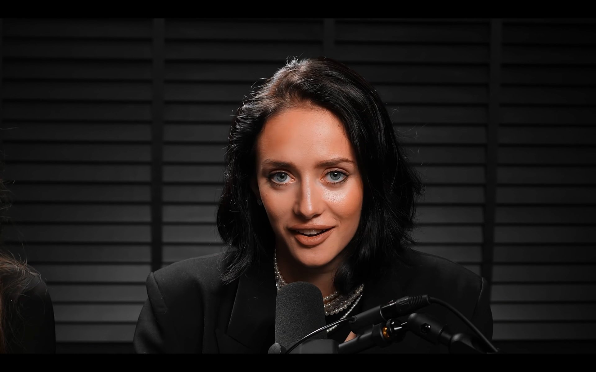 Аренда подкаст студии в Москве. Студия в концепции #черноеначерном.