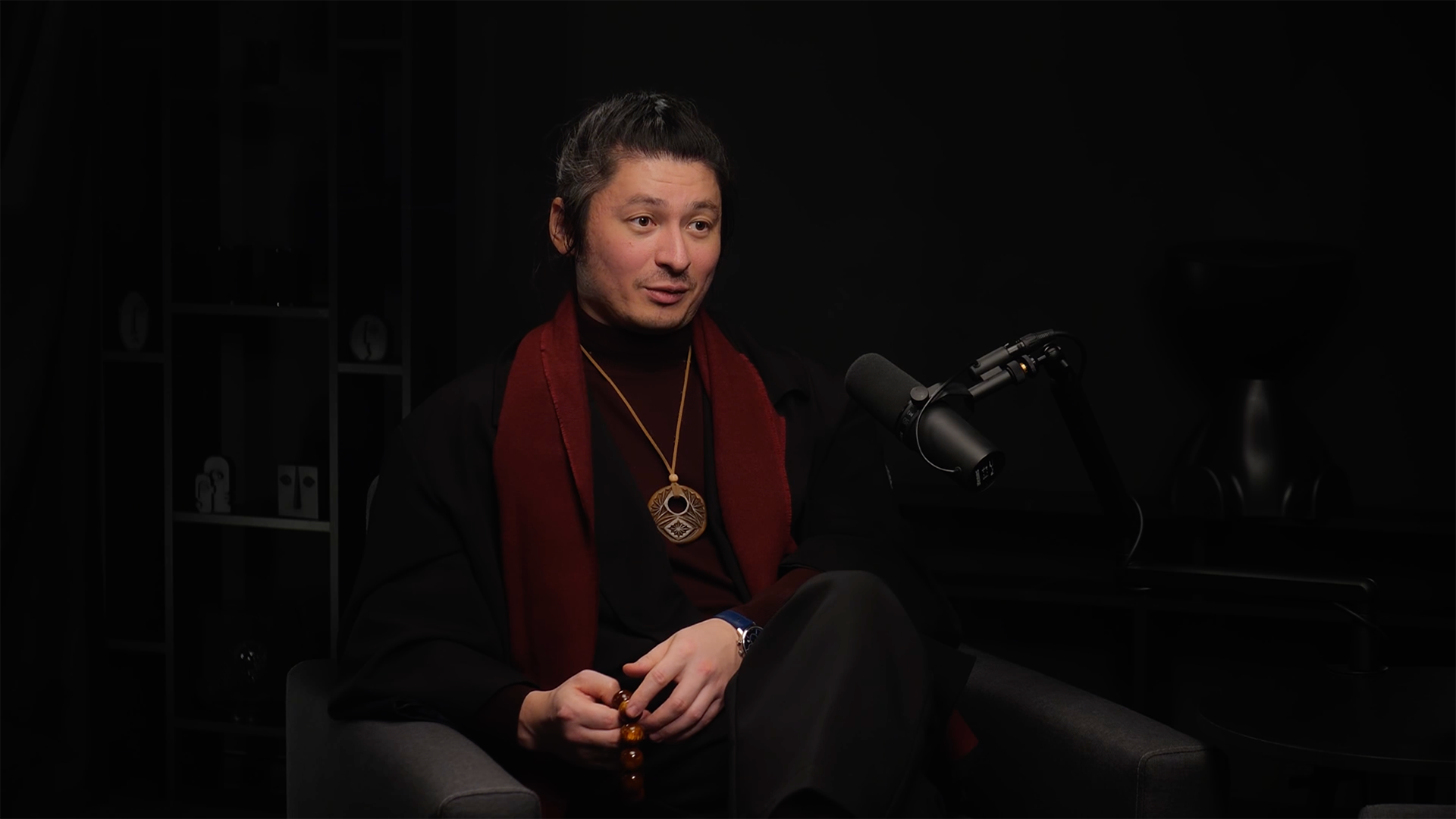 Организация вебинара под ключ в студии с темным фоном в Москве