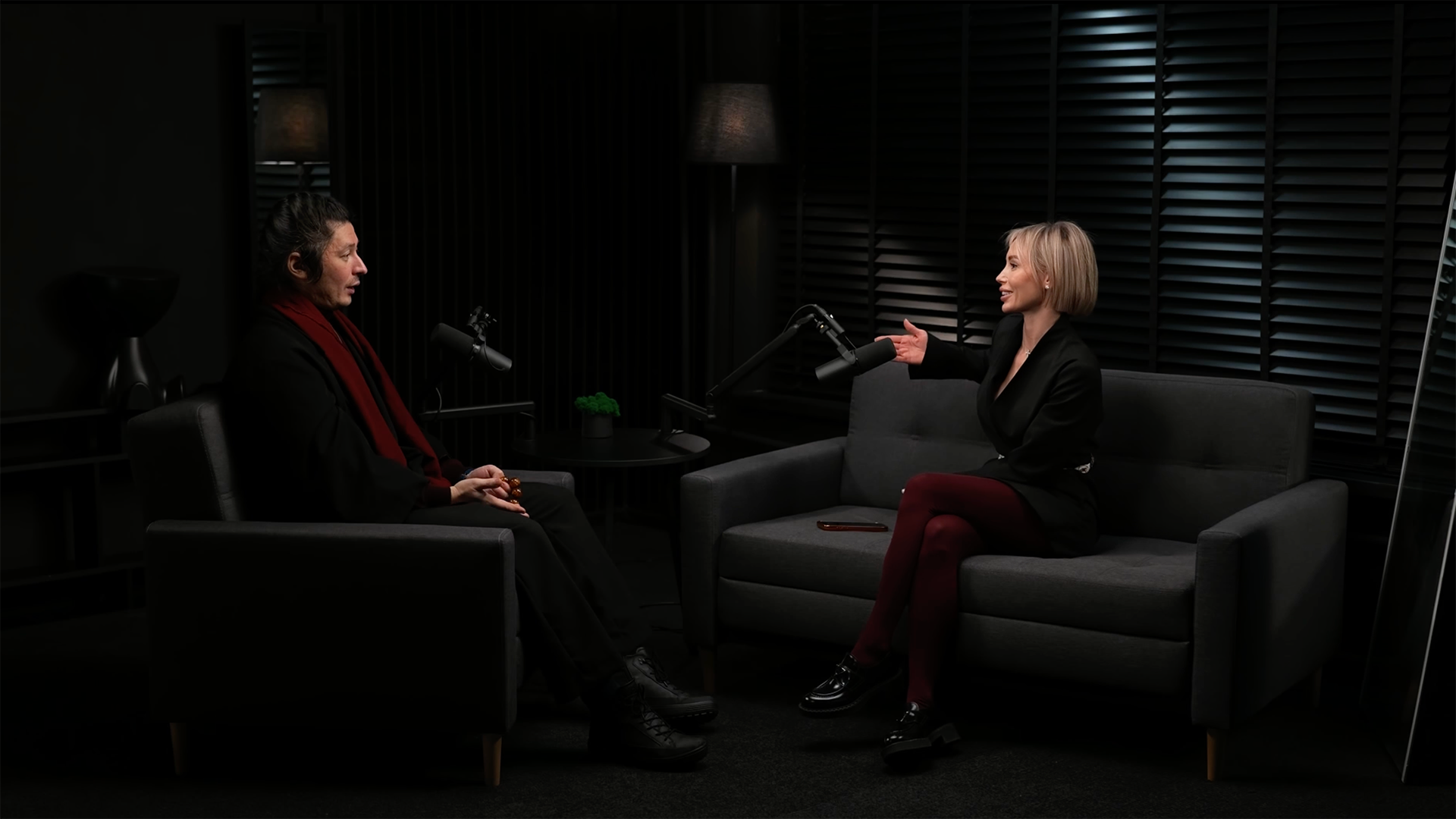 Процесс записи подкаста в студии с атмосферным темным фоном #ЧЕРНОЕНАЧЕРНОМ