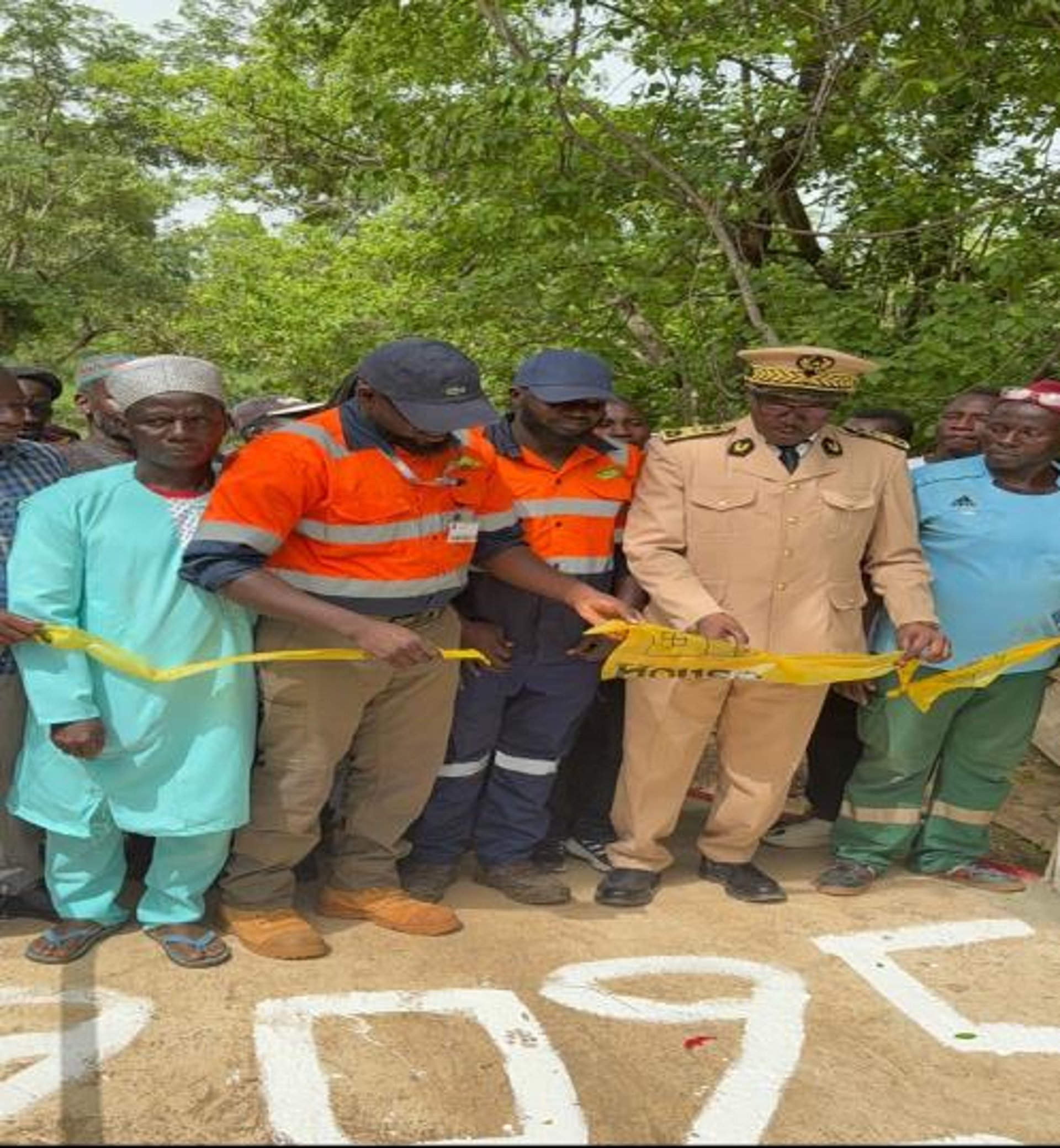 gray computer monitor