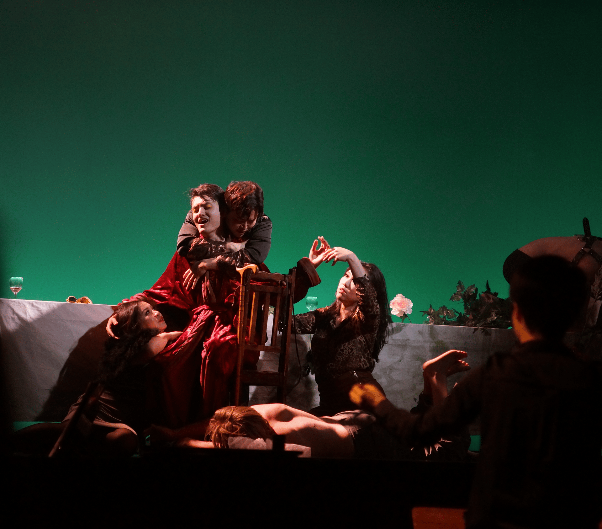 black and white bed linen