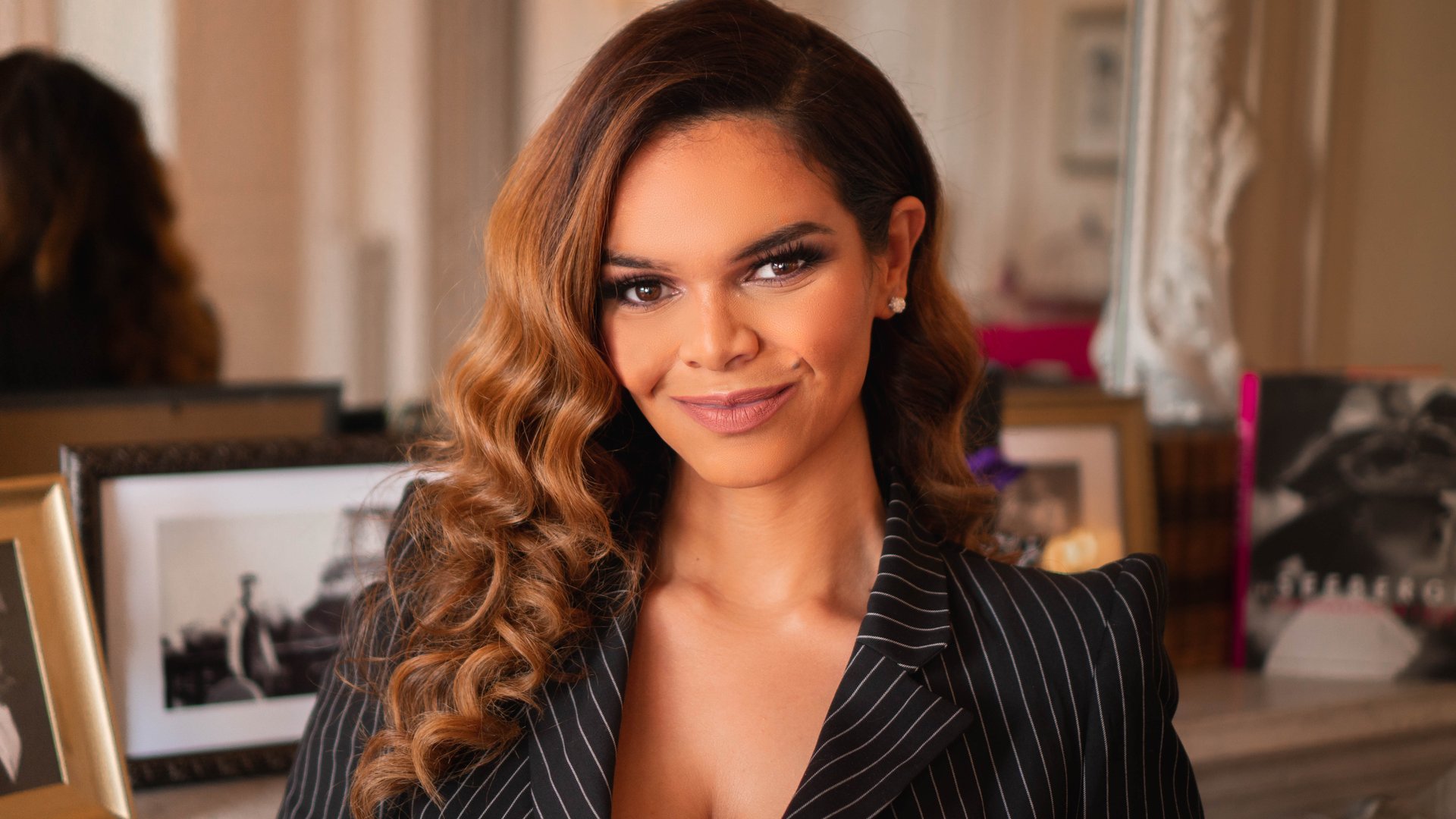 gray computer monitor