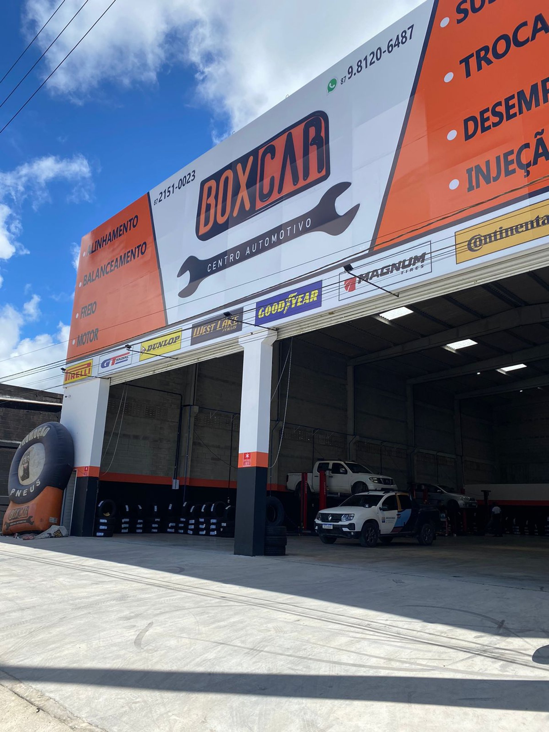 gray computer monitor