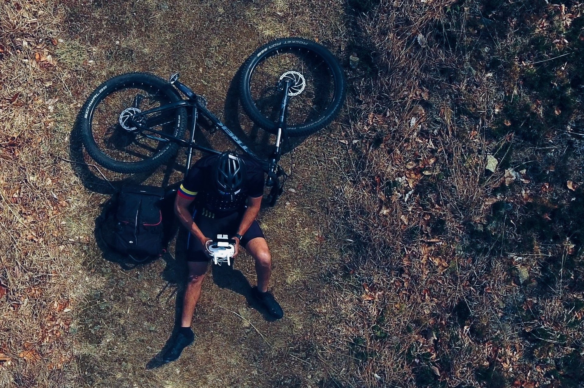 gray computer monitor