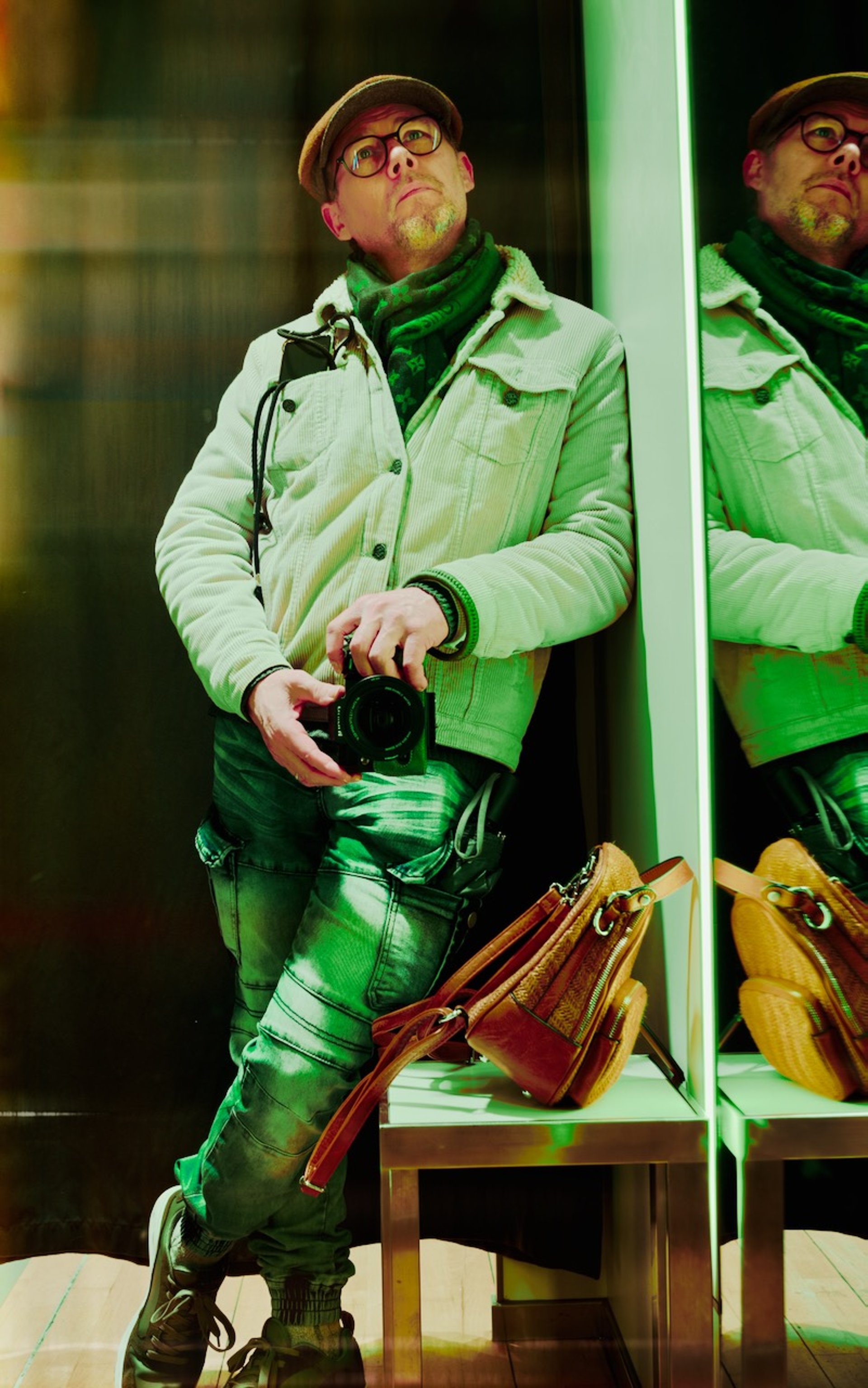 Un couple de mariés pose pour des photos de mariage en extérieur au coucher du soleil