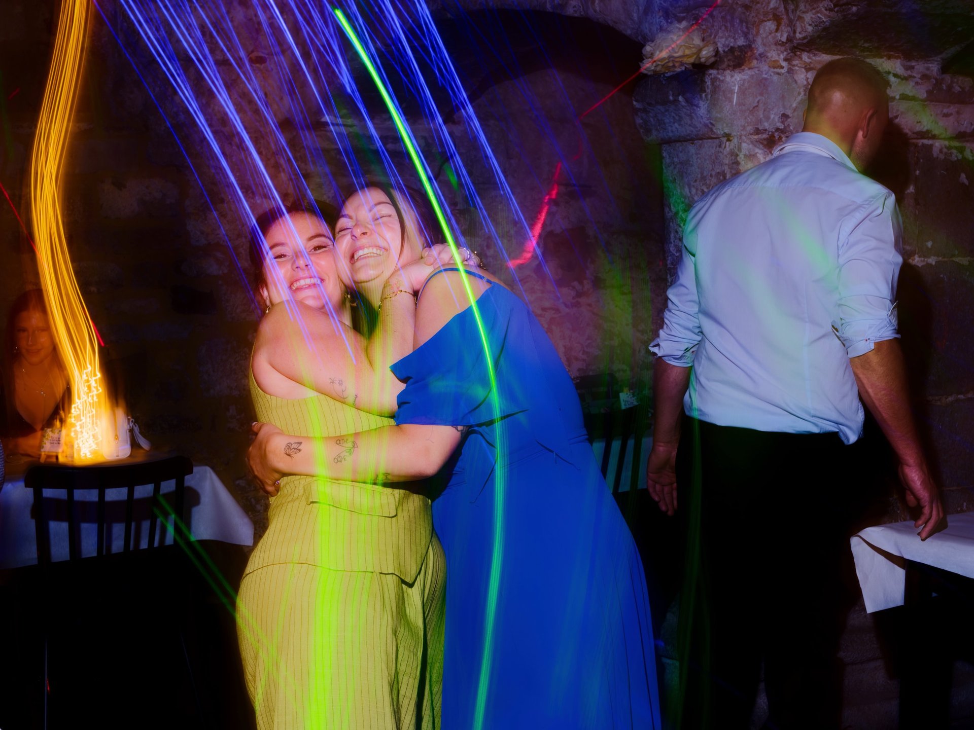 Un couple de mariés pose pour des photos de mariage en extérieur au coucher du soleil