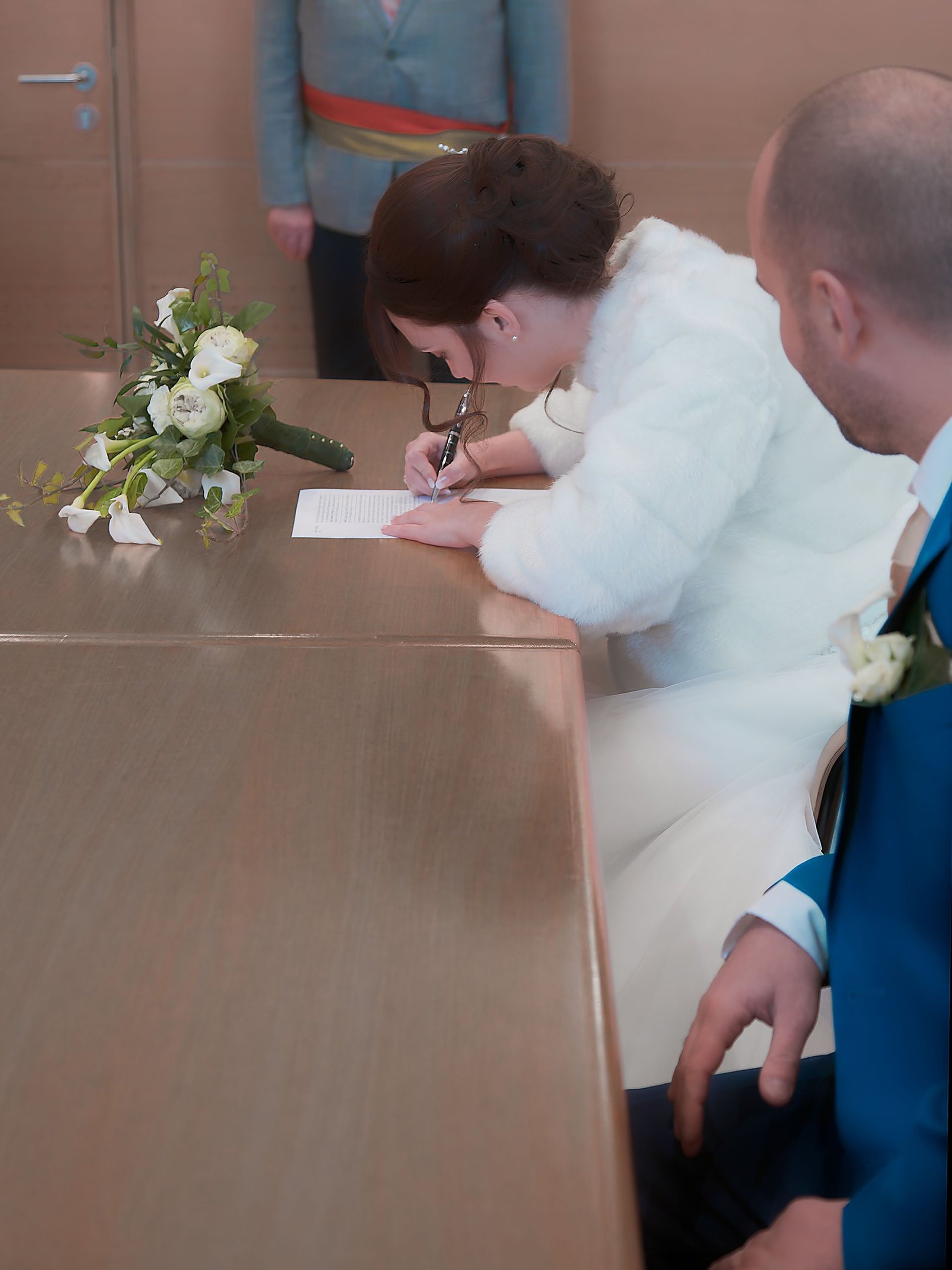 Un couple de mariés pose pour des photos de mariage en extérieur au coucher du soleil