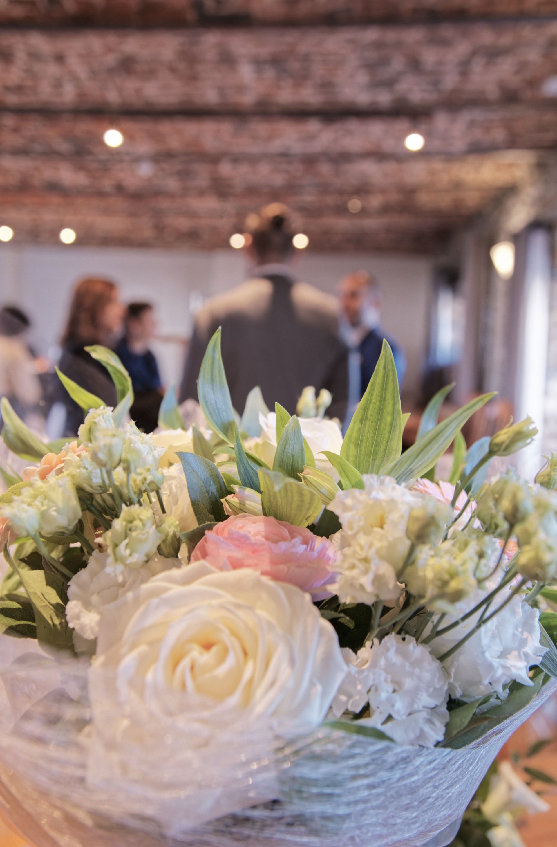 Un couple de mariés pose pour des photos de mariage en extérieur au coucher du soleil