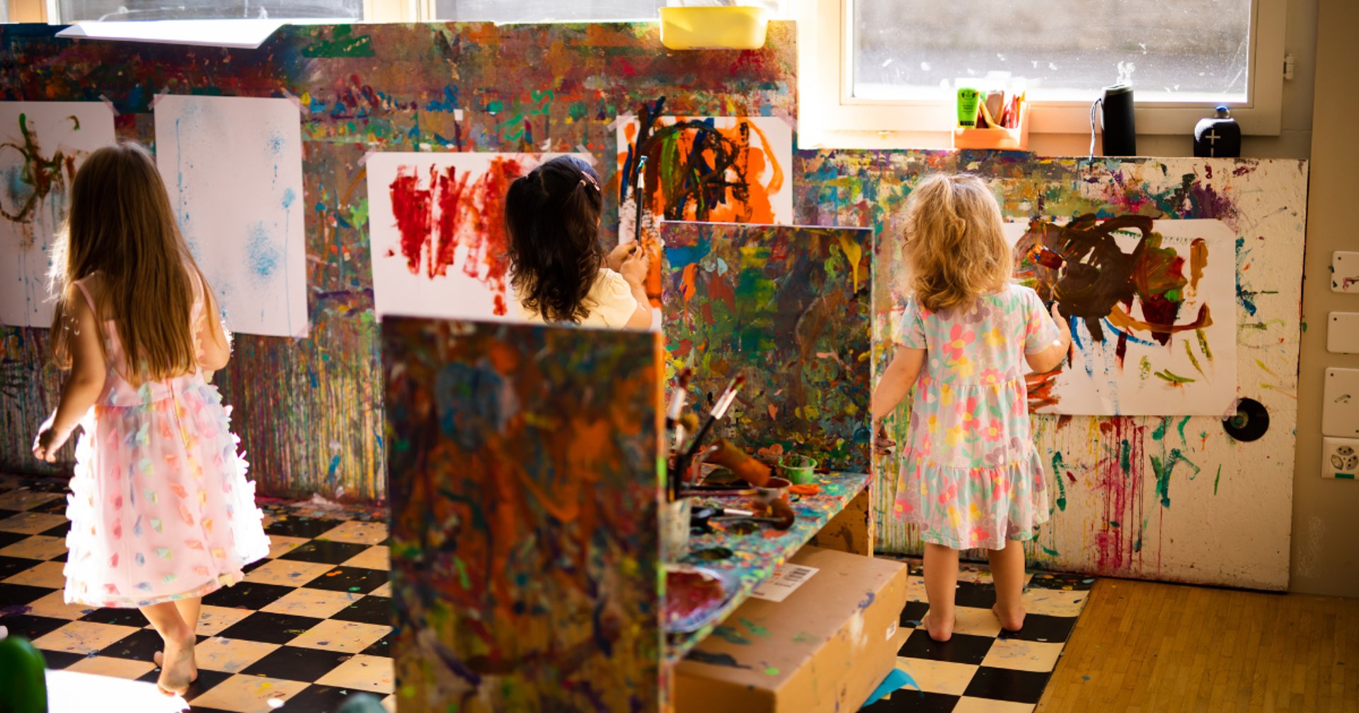 gray computer monitor