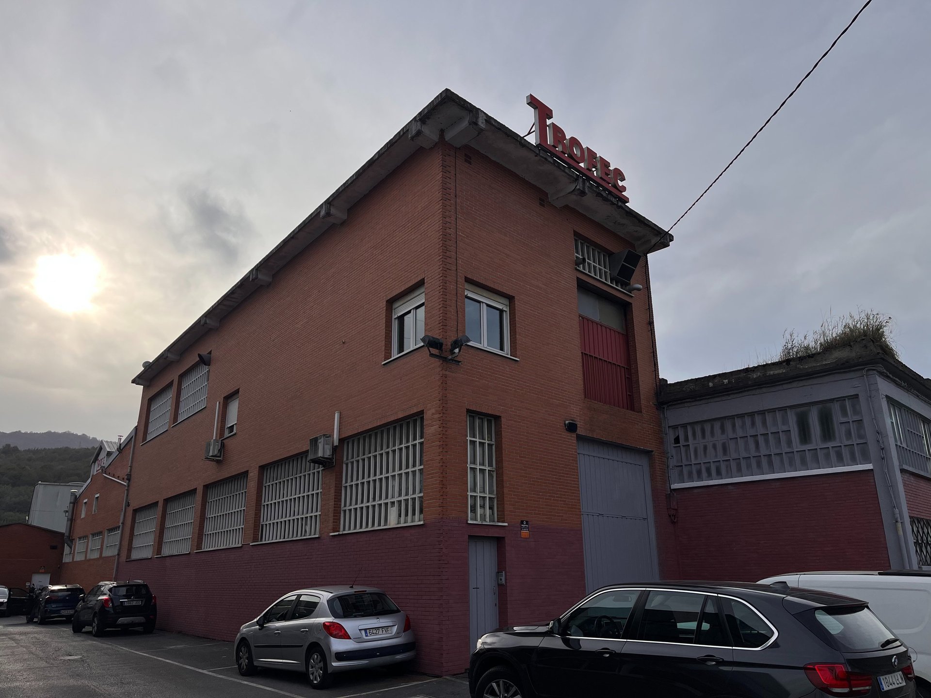 gray computer monitor