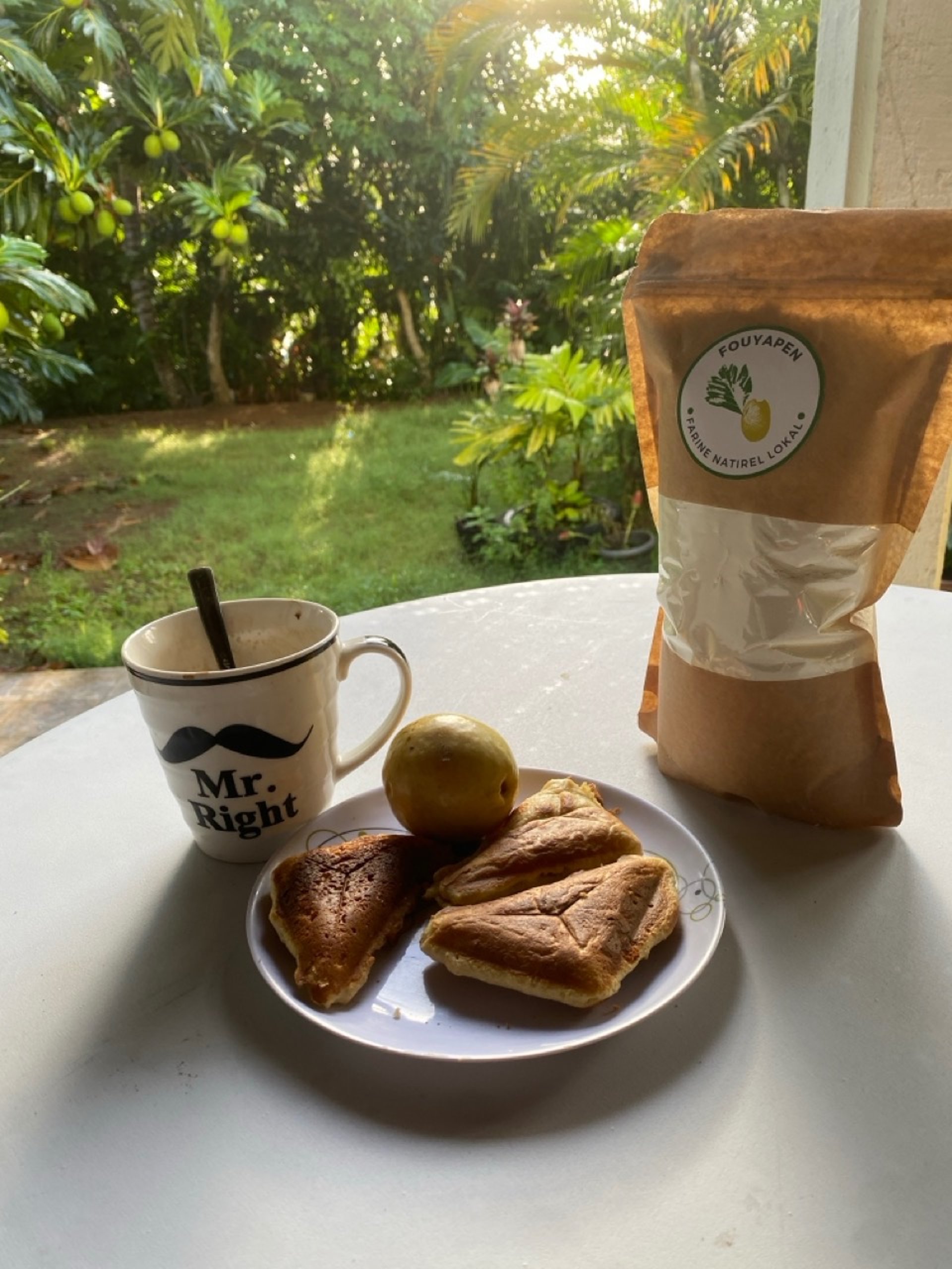 gray computer monitor