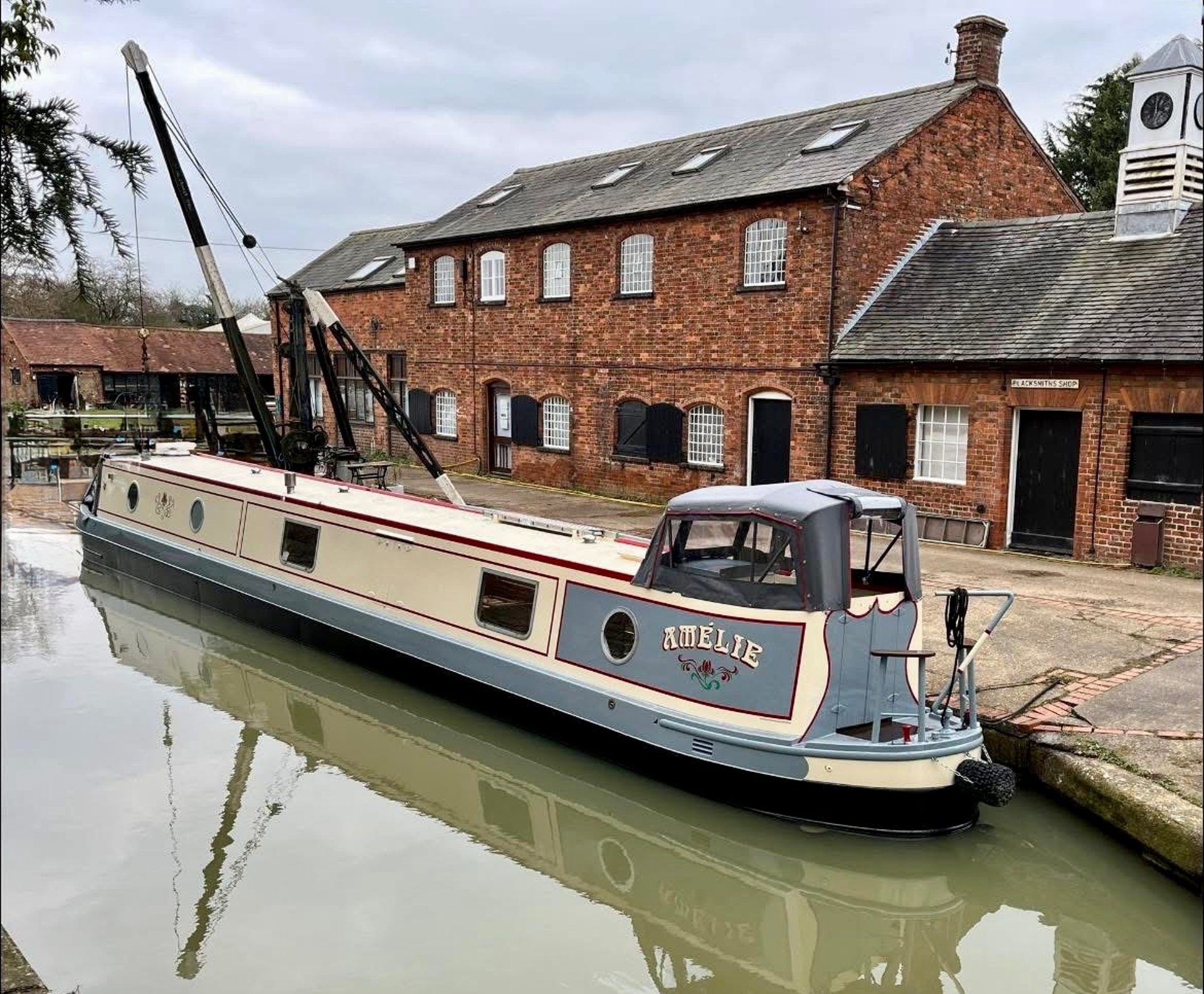 gray computer monitor