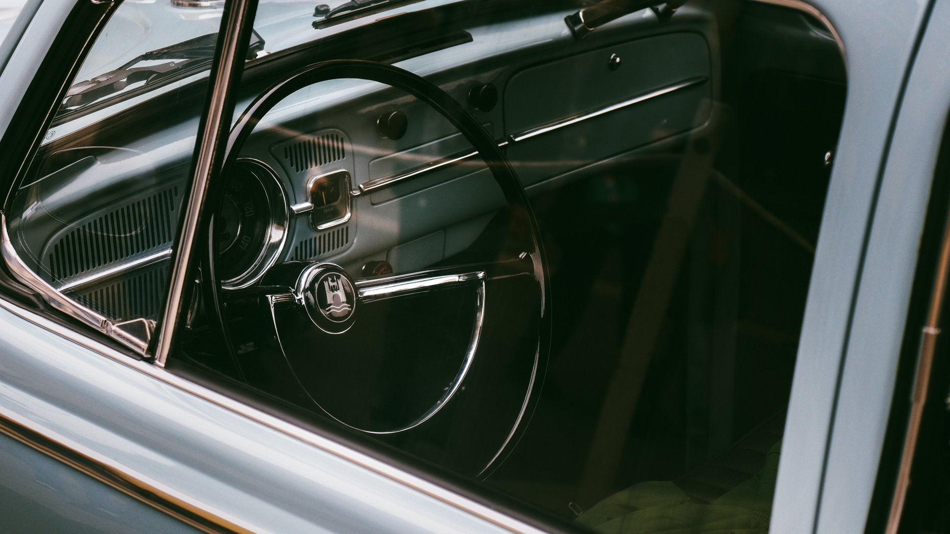 gray computer monitor