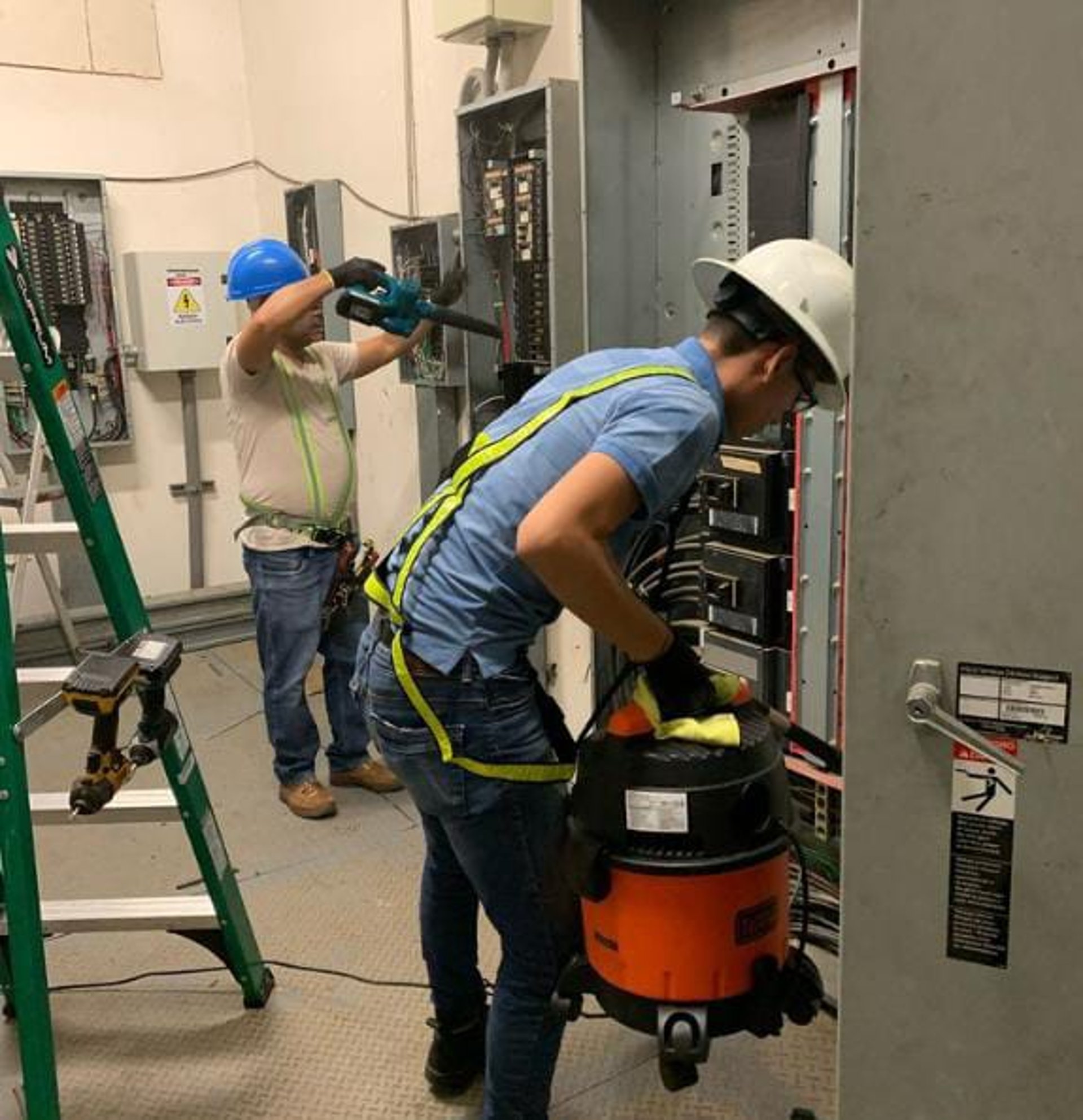 gray computer monitor