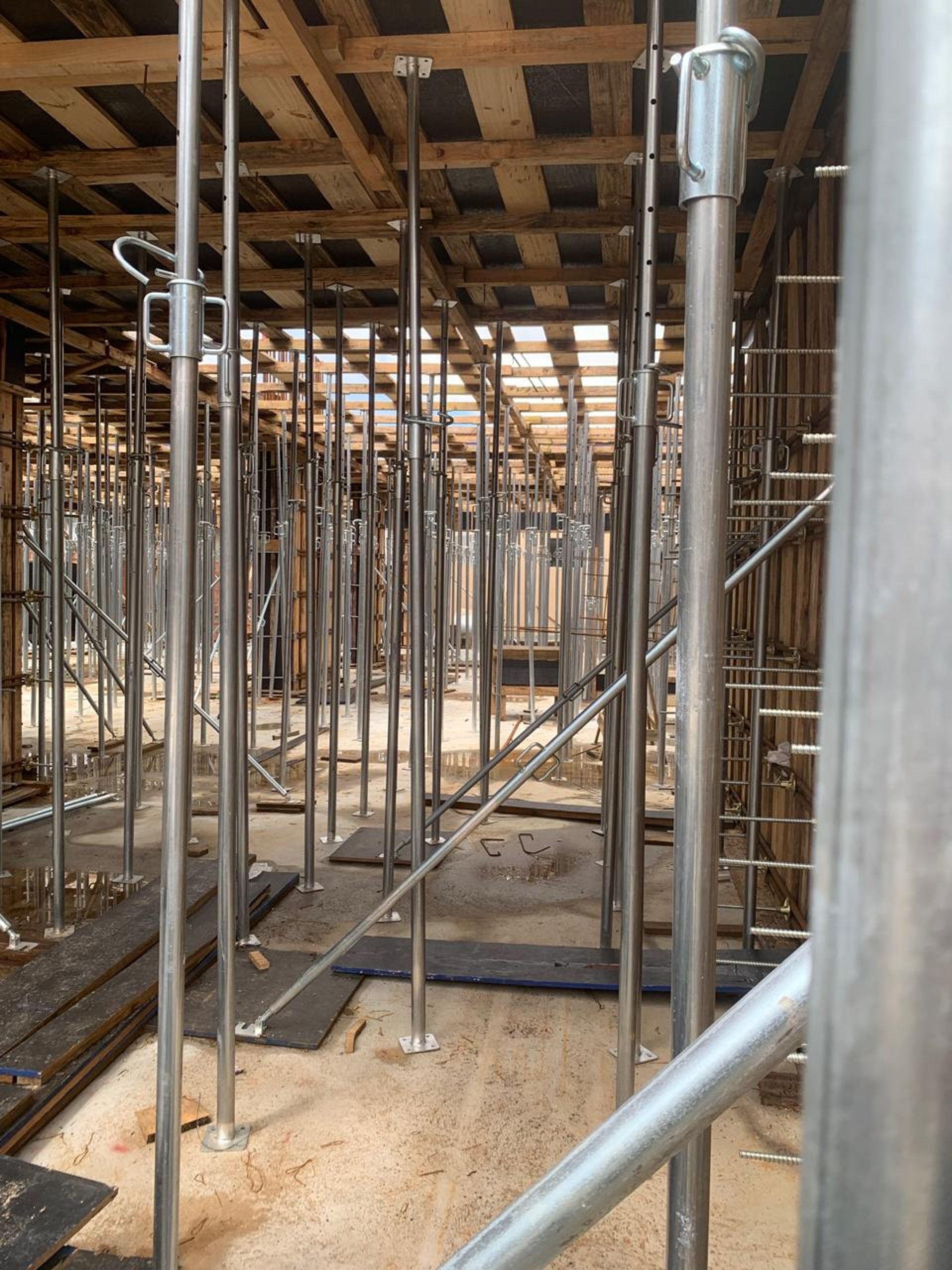 gray computer monitor