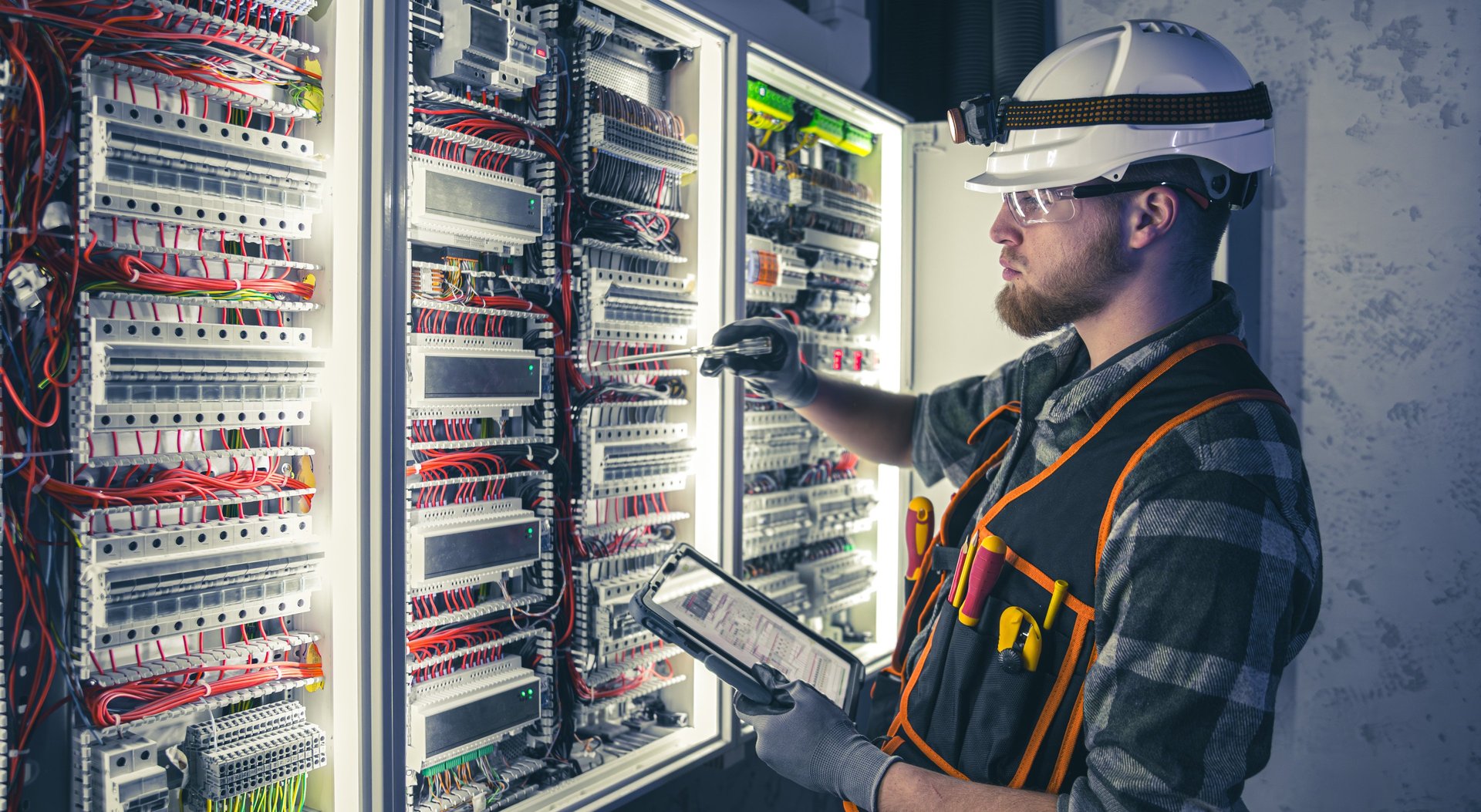 gray computer monitor