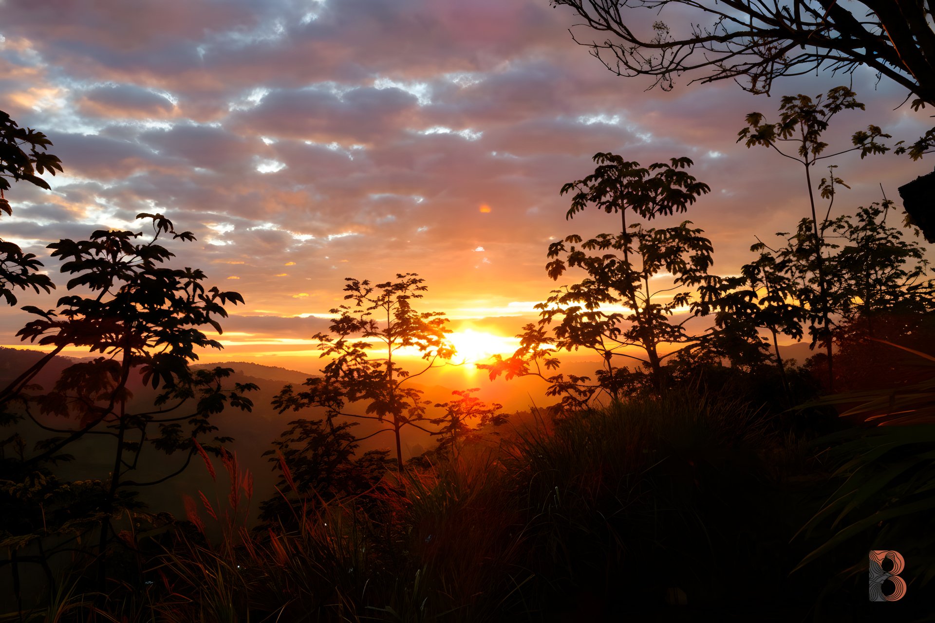 Atardecer en el río Magdalena montañas de Huila Bambuhuila