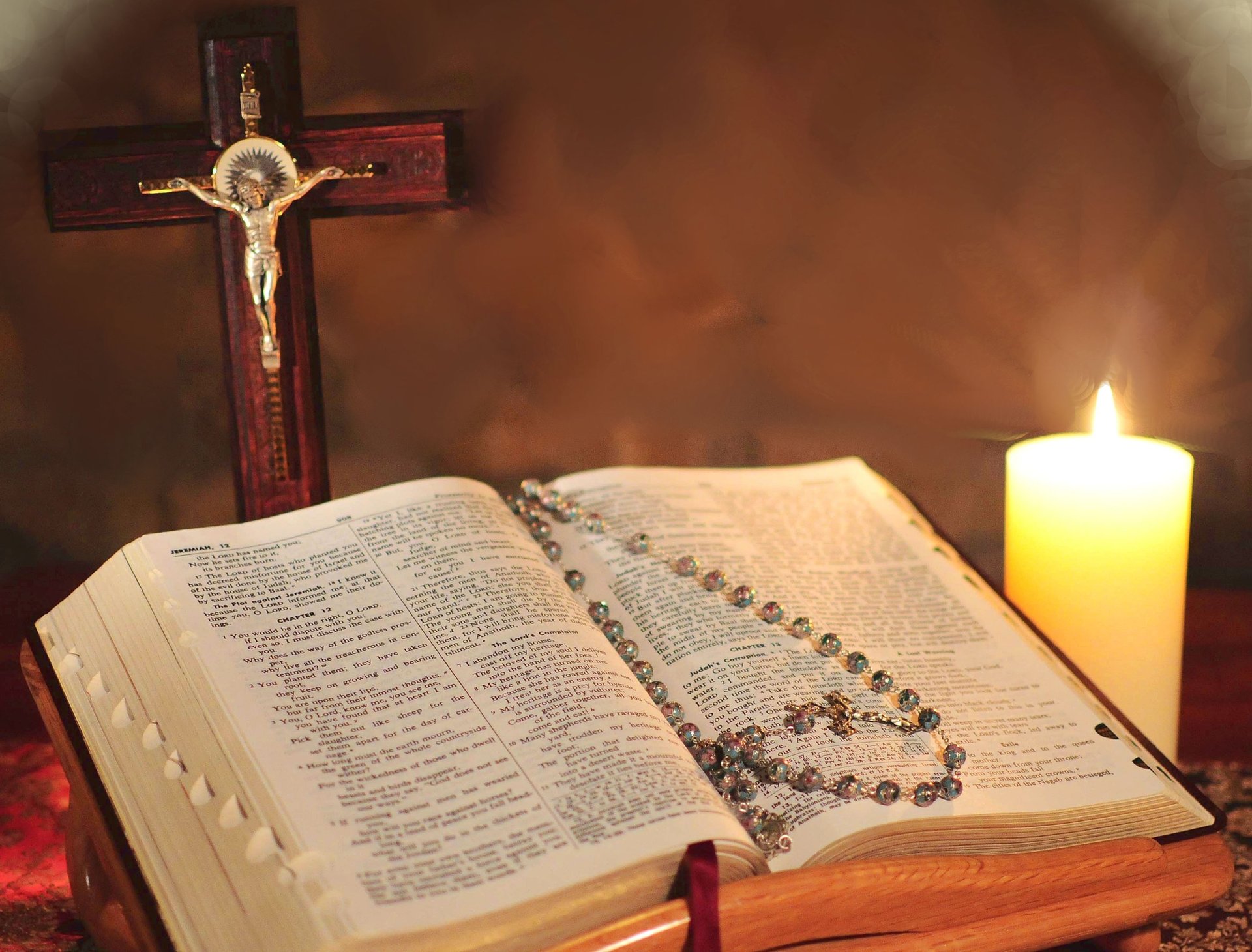 La biblia abierta con un rosario. Página de voces de amor y vida