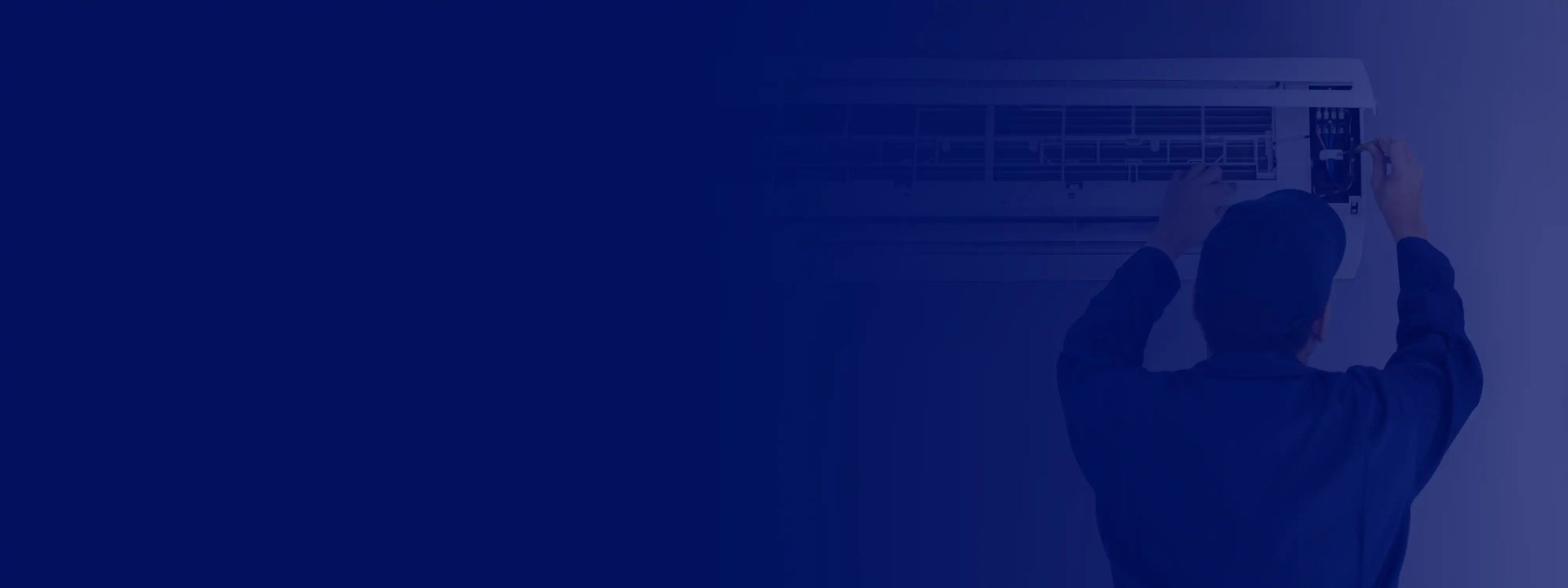 Técnico da Central Ar Condicionado realizando instalação e manutenção de unidade de ar-condicionado split. 