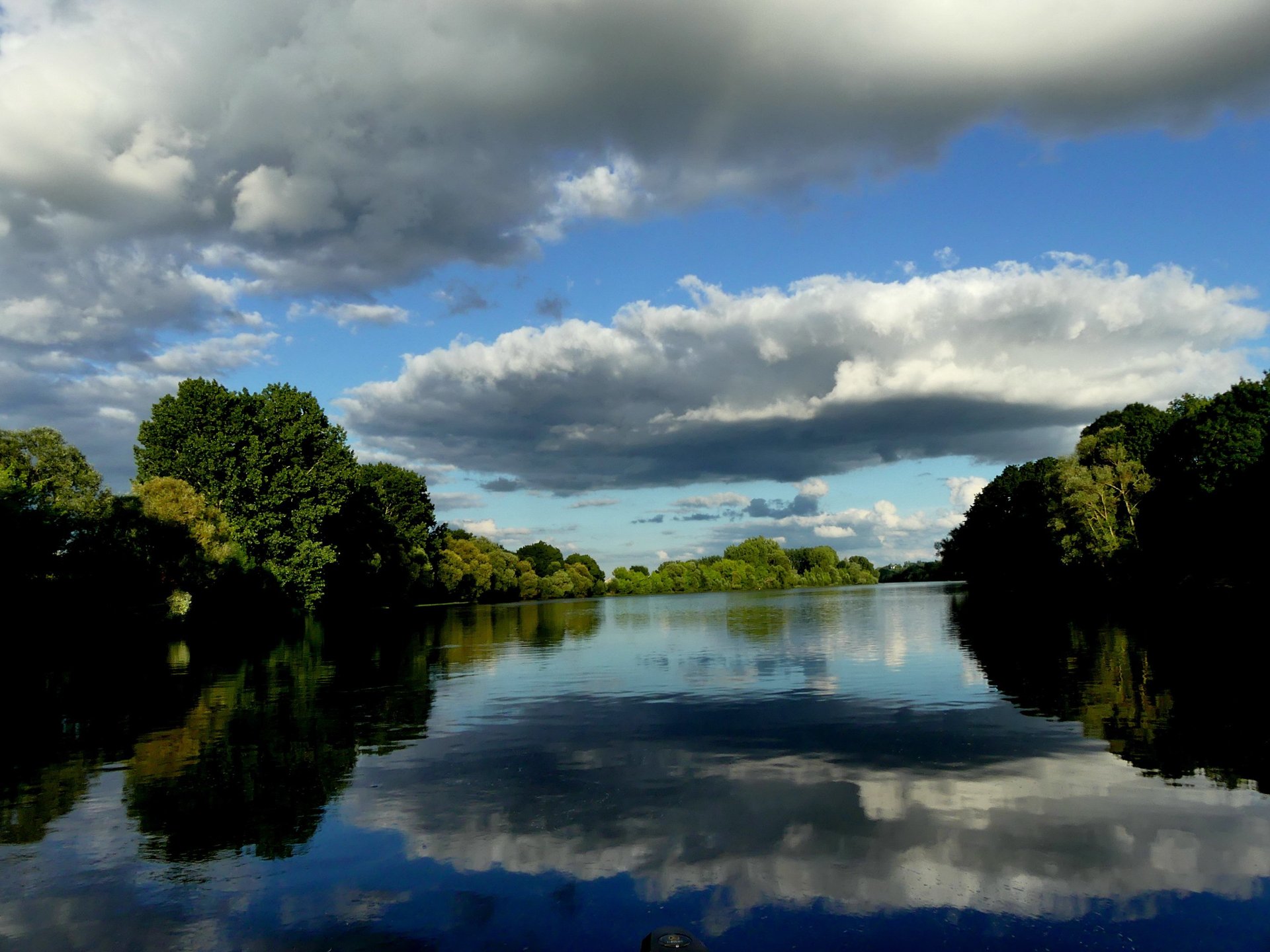 gray computer monitor