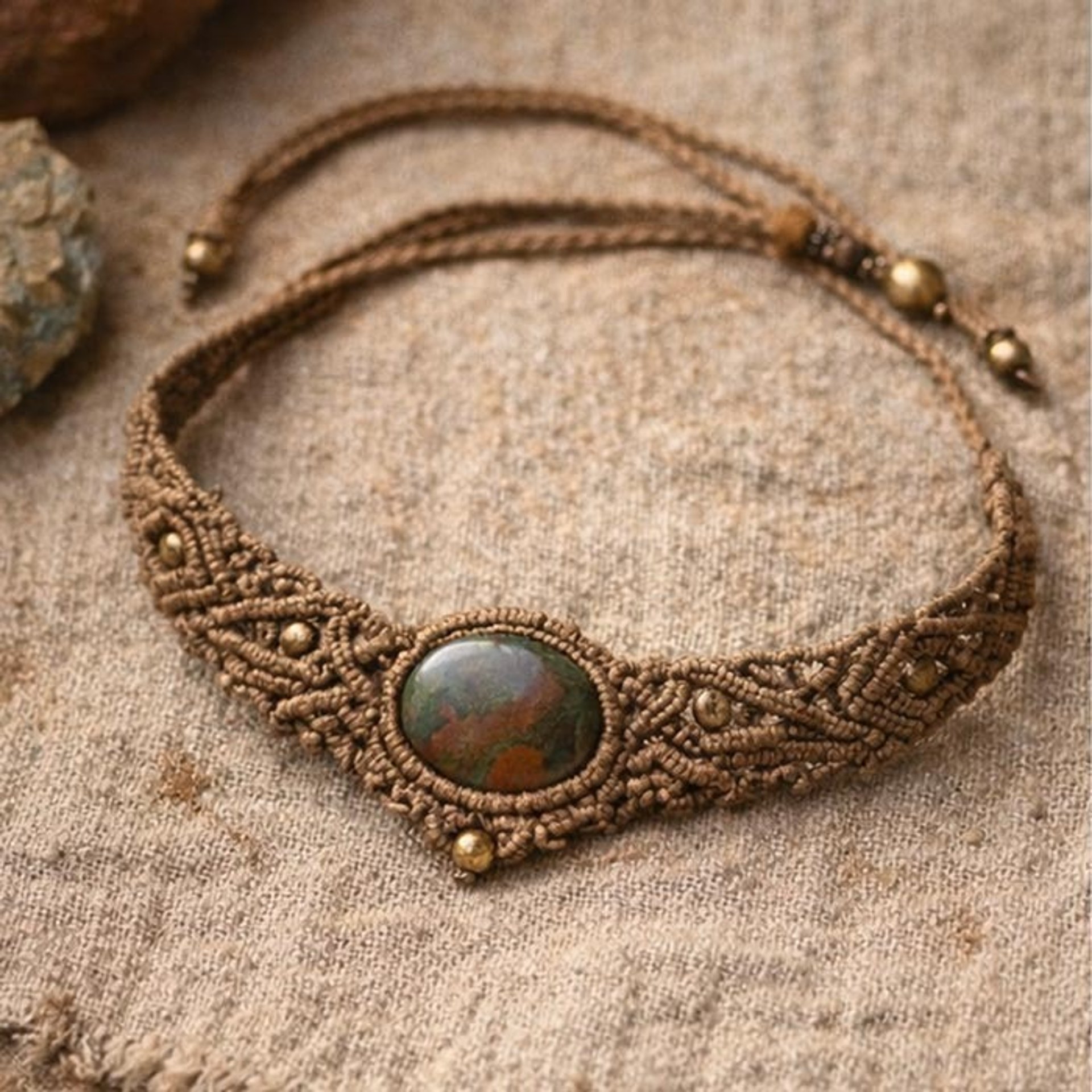 Collar hecho con macramé y piedras naturales.