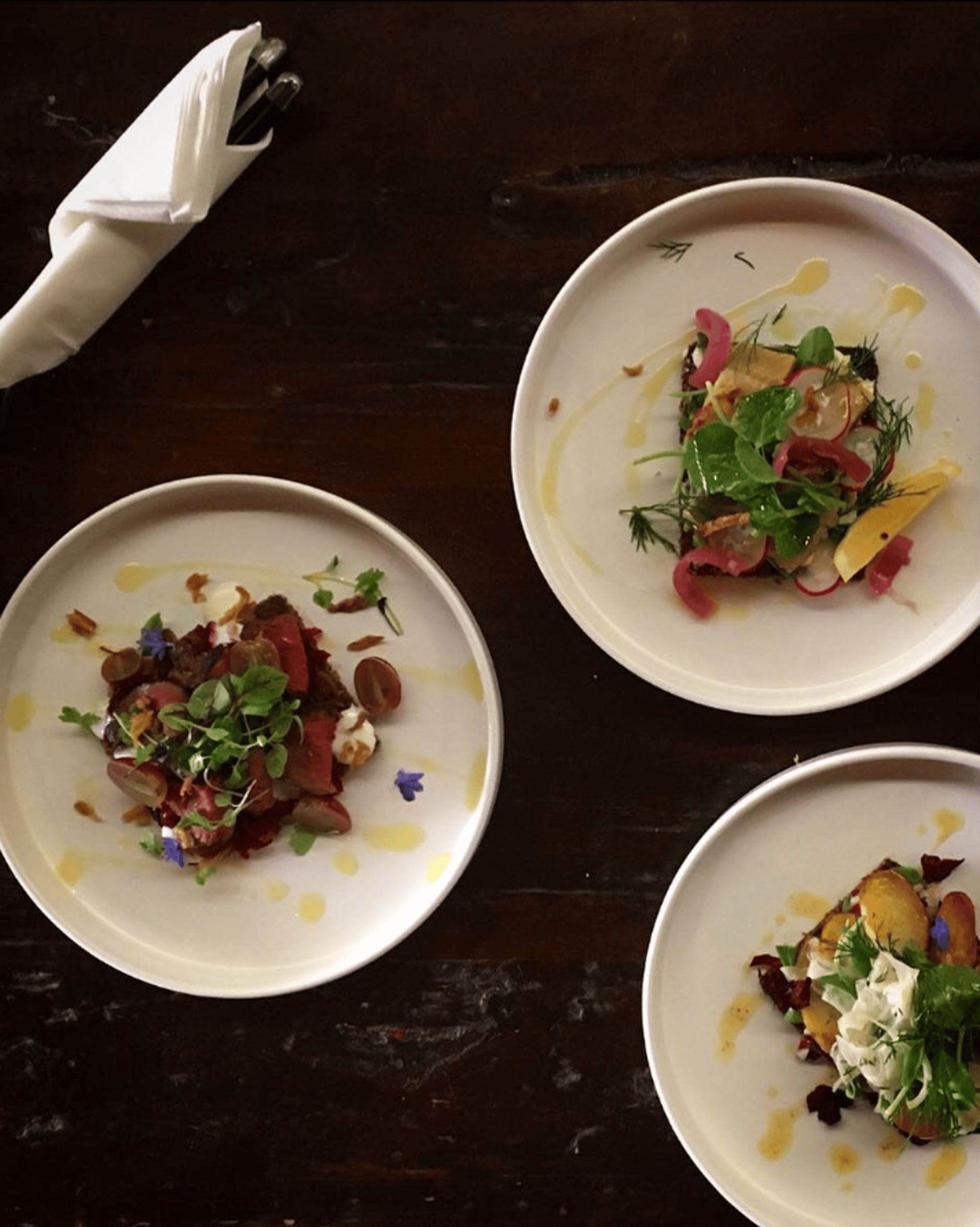 gray computer monitor