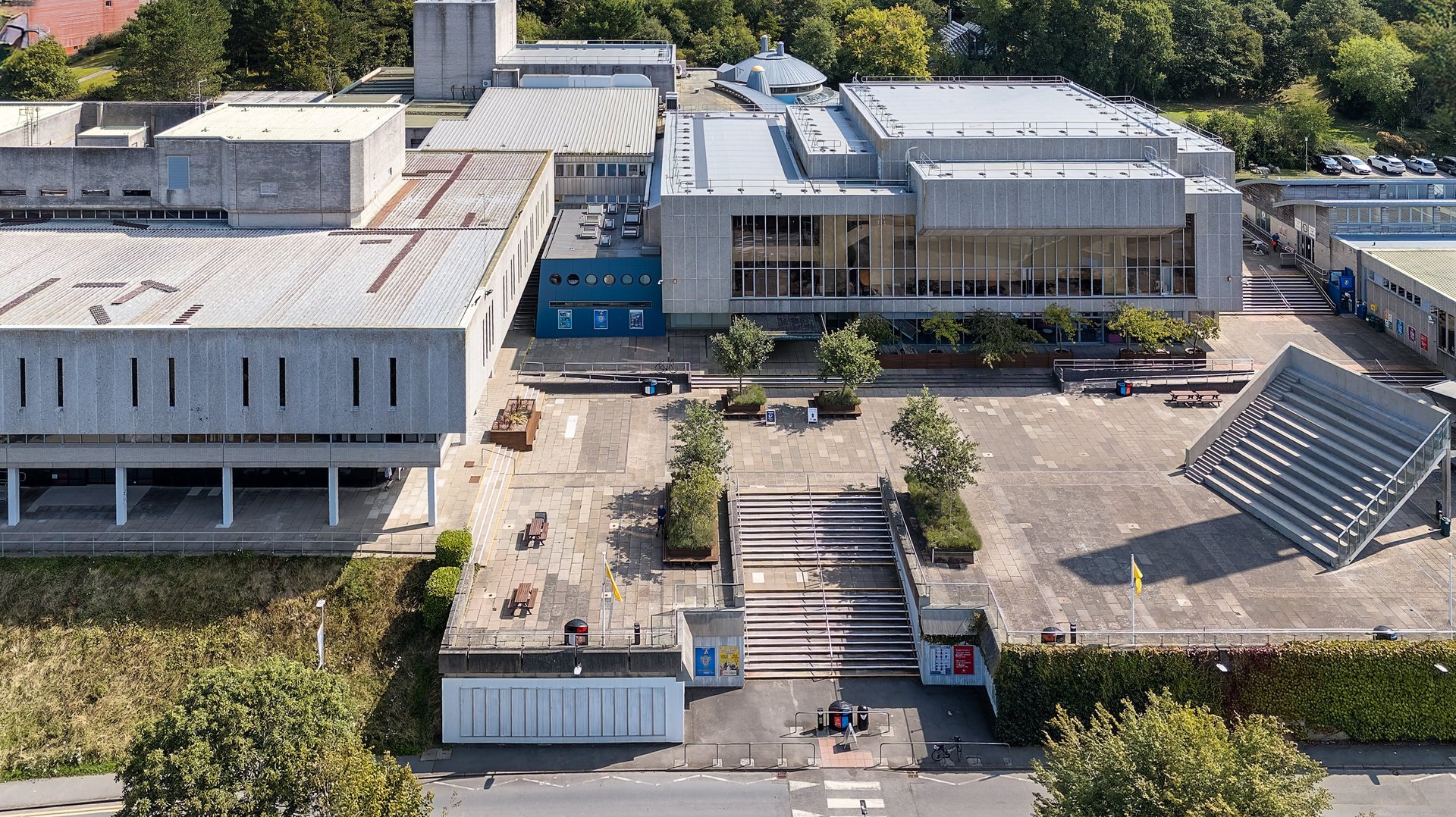 black and white bed linen