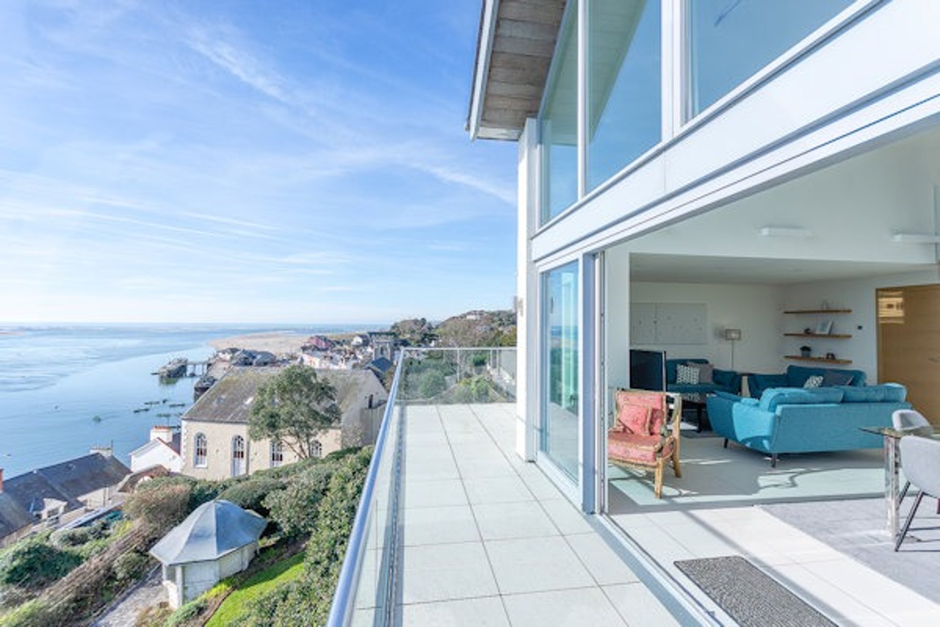 black and white bed linen