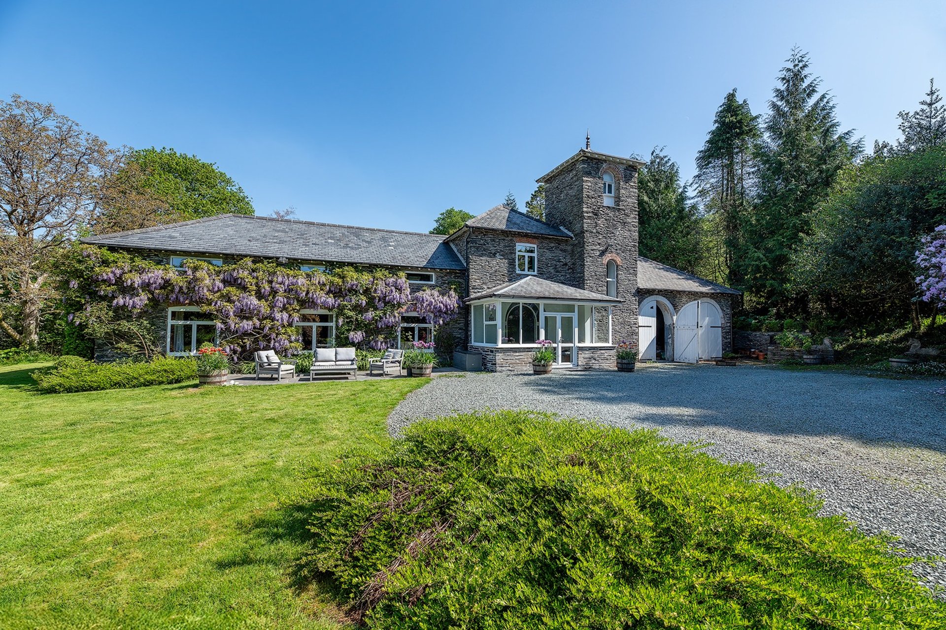 black and white bed linen
