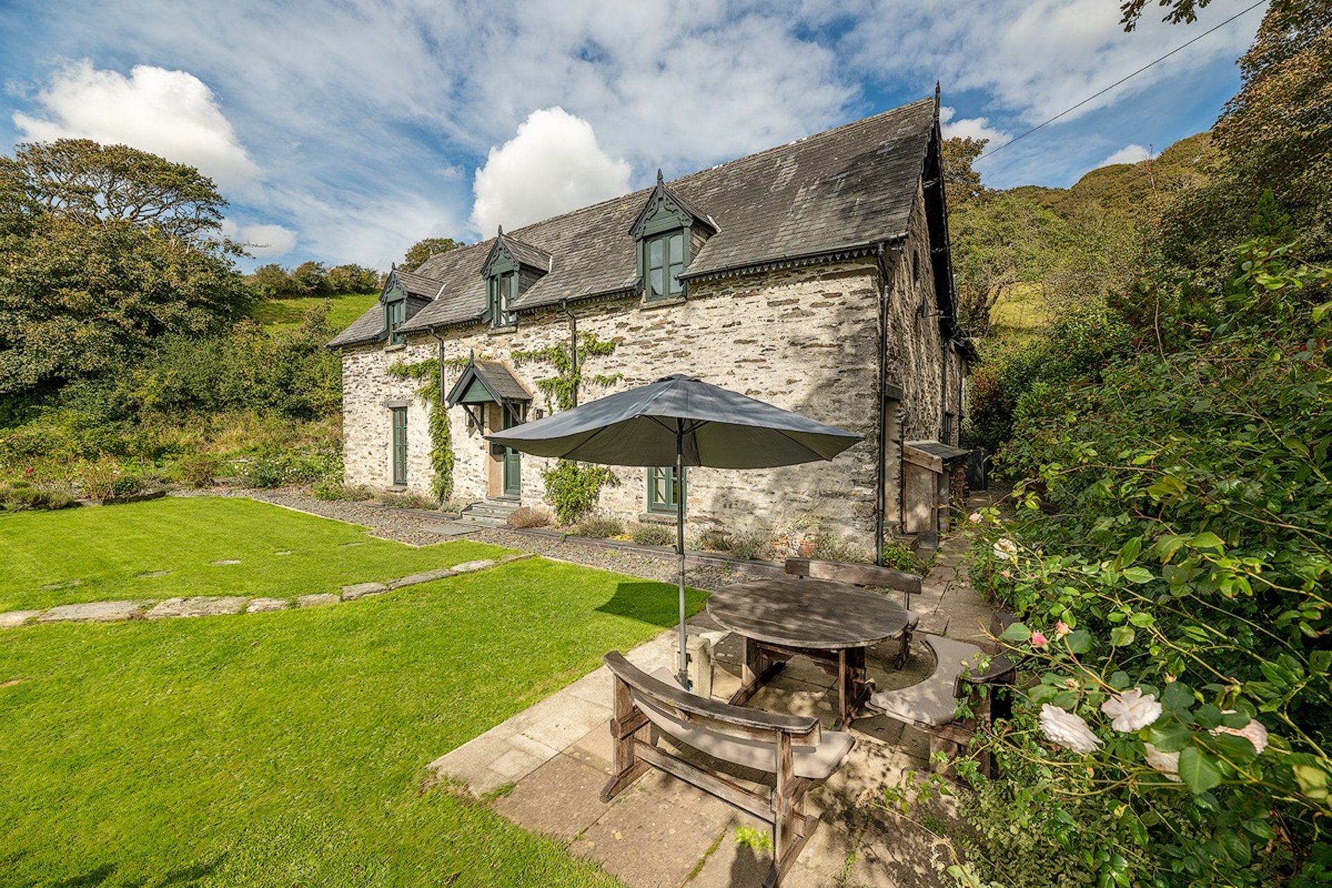 black and white bed linen