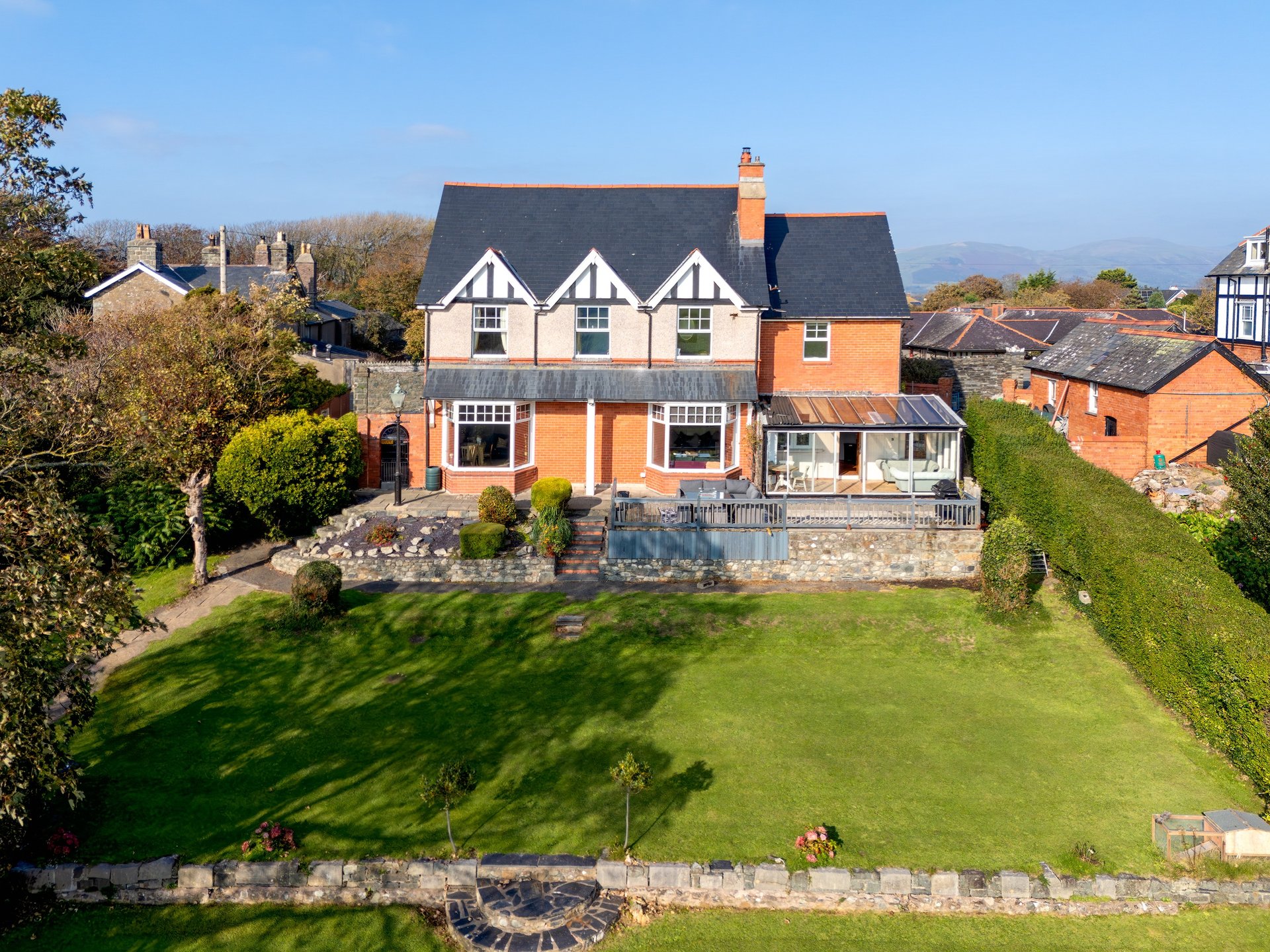black and white bed linen