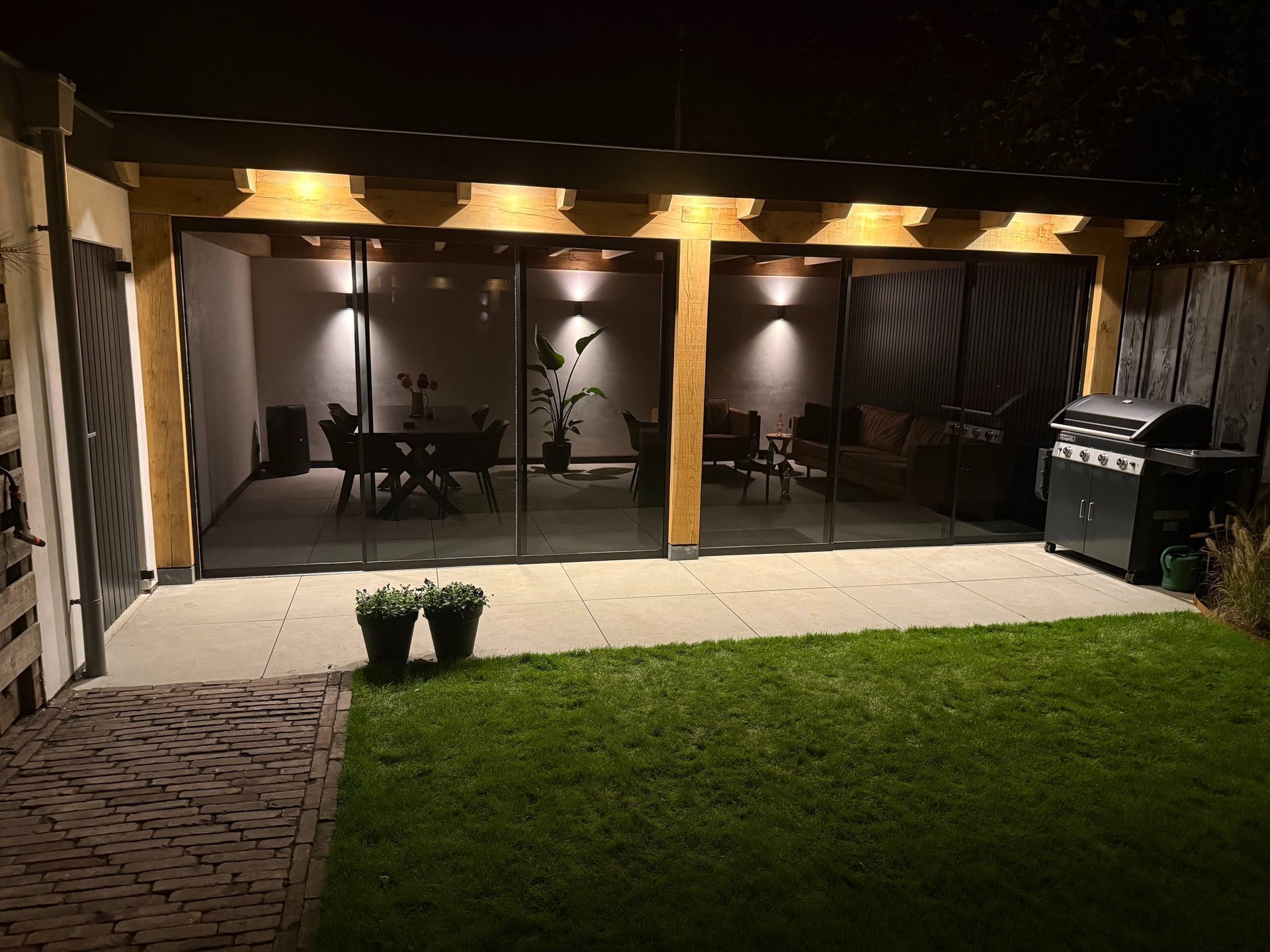 black and white bed linen