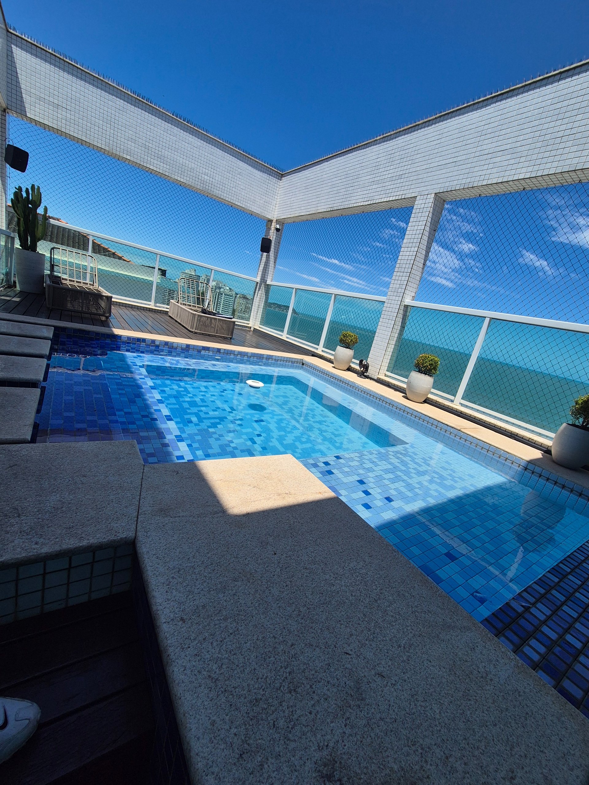 black and white bed linen