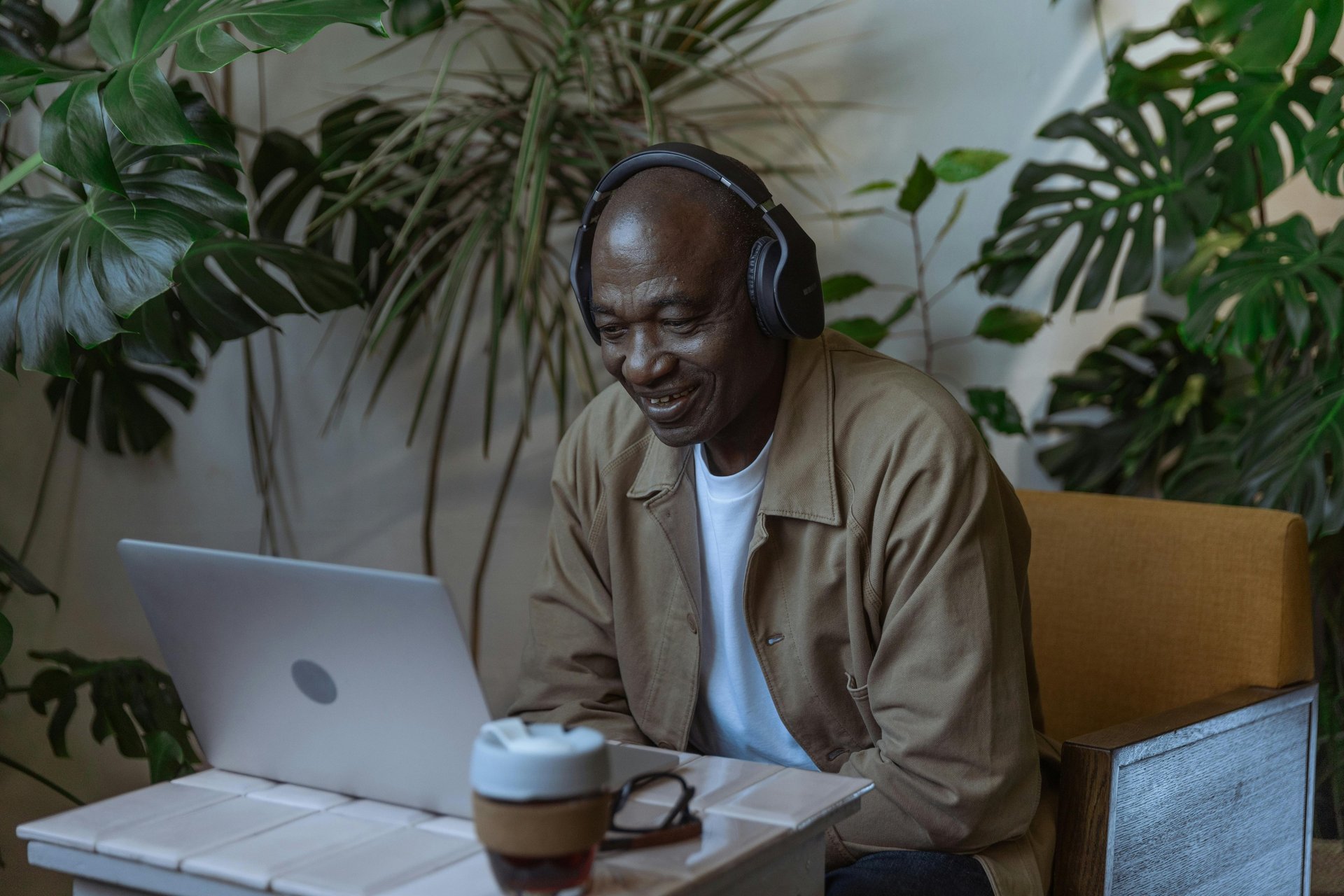 gray computer monitor