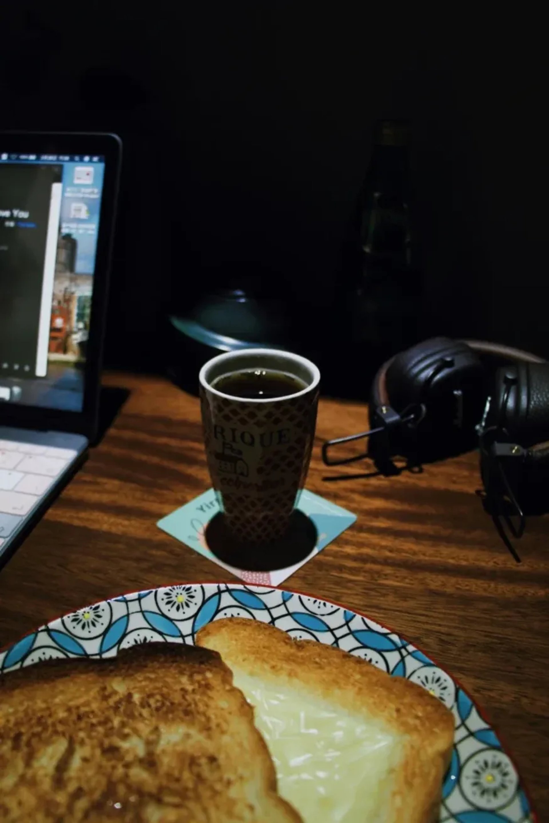 gray computer monitor