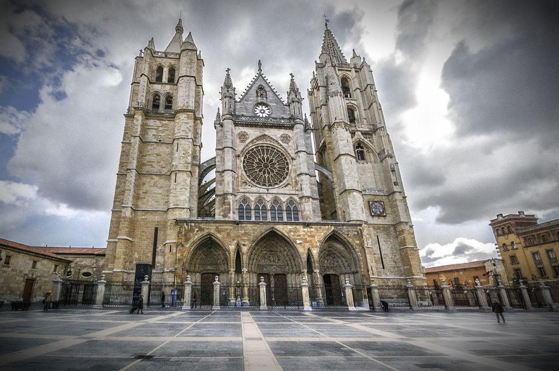 black and white bed linen