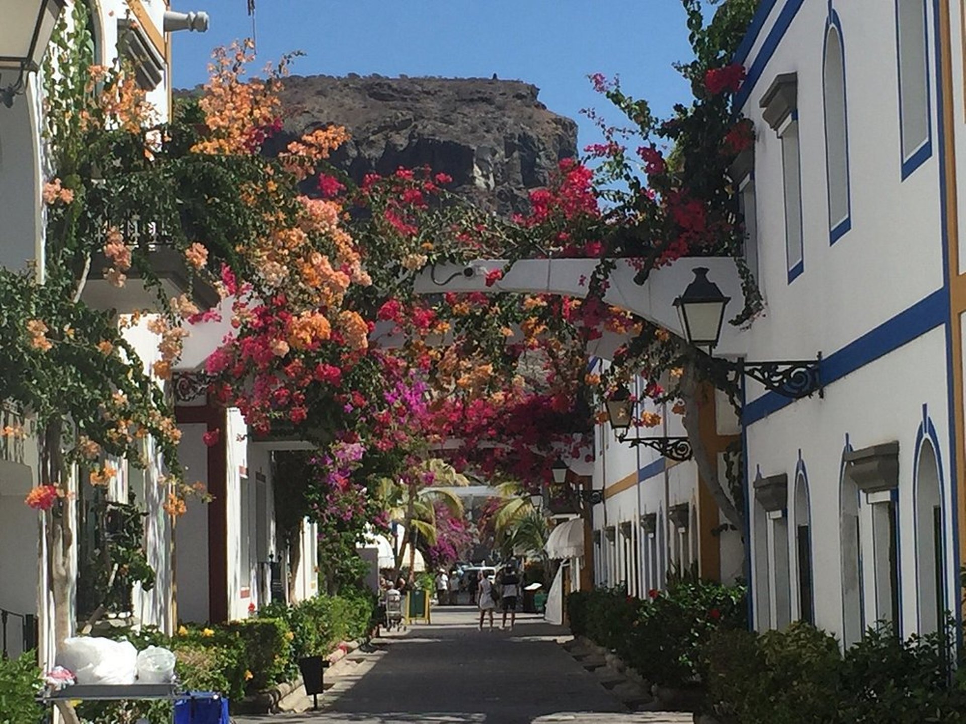 black and white bed linen