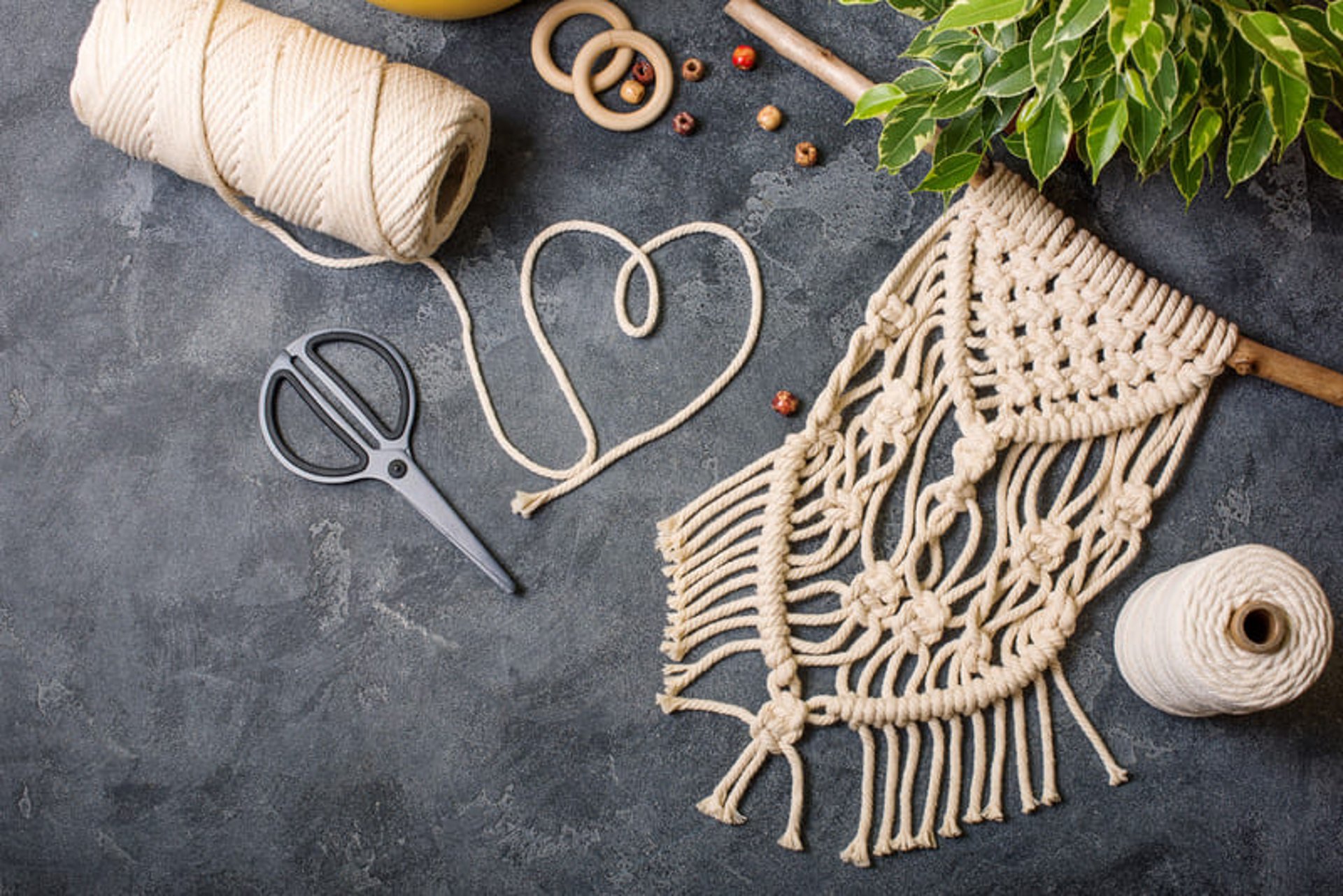 Materiales listos para iniciar un taller de macramé en CDMX