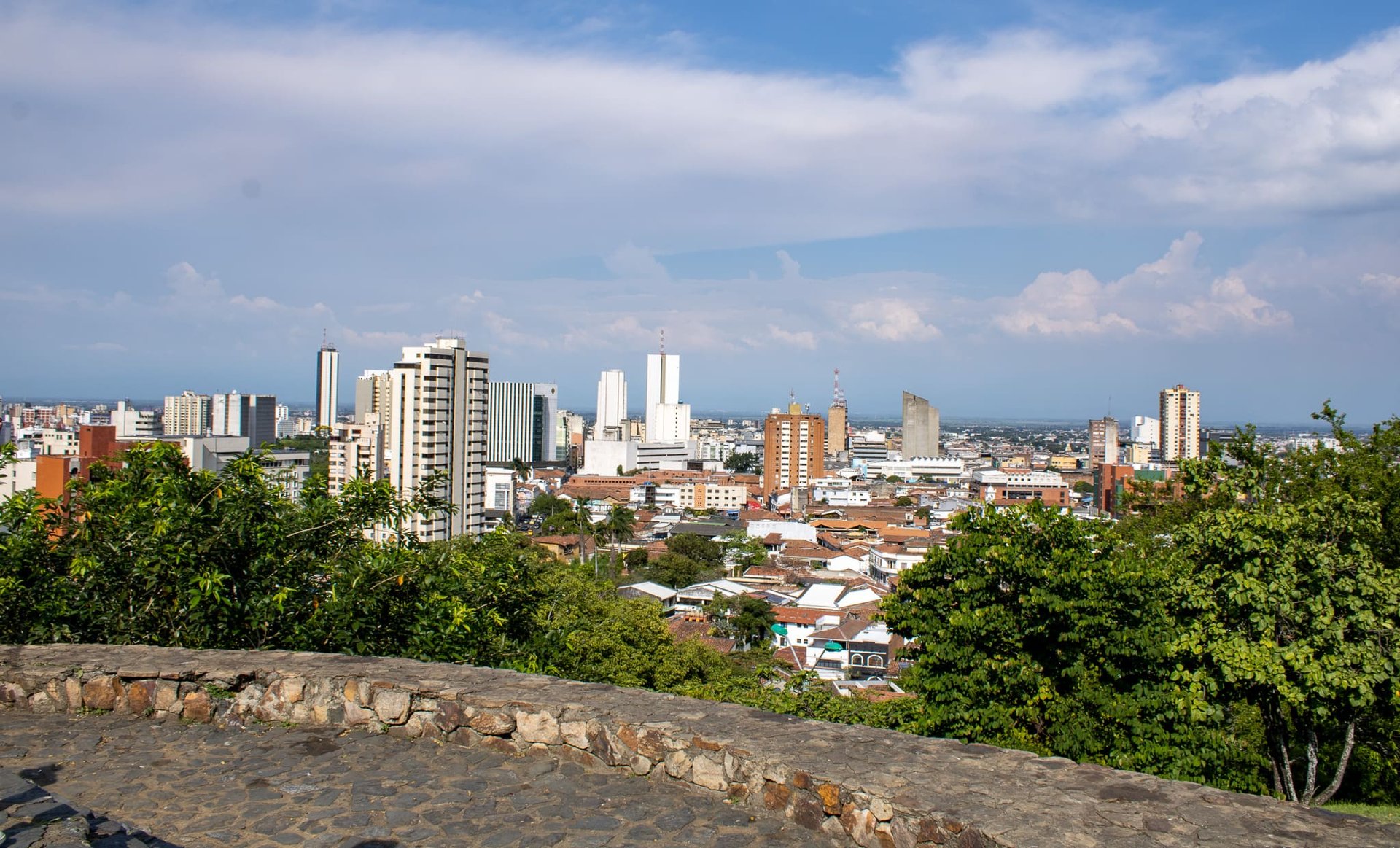 gray computer monitor