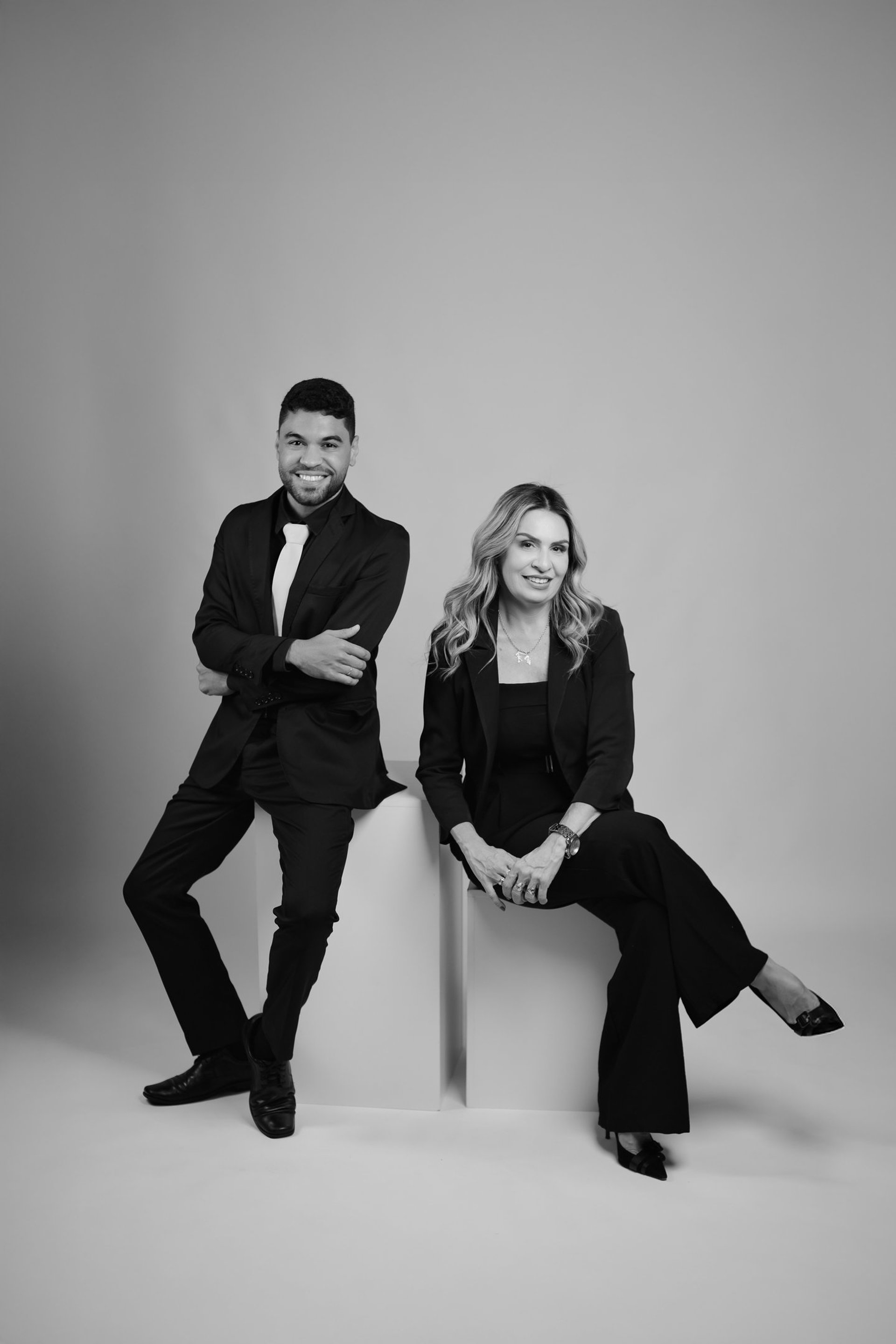 gray computer monitor