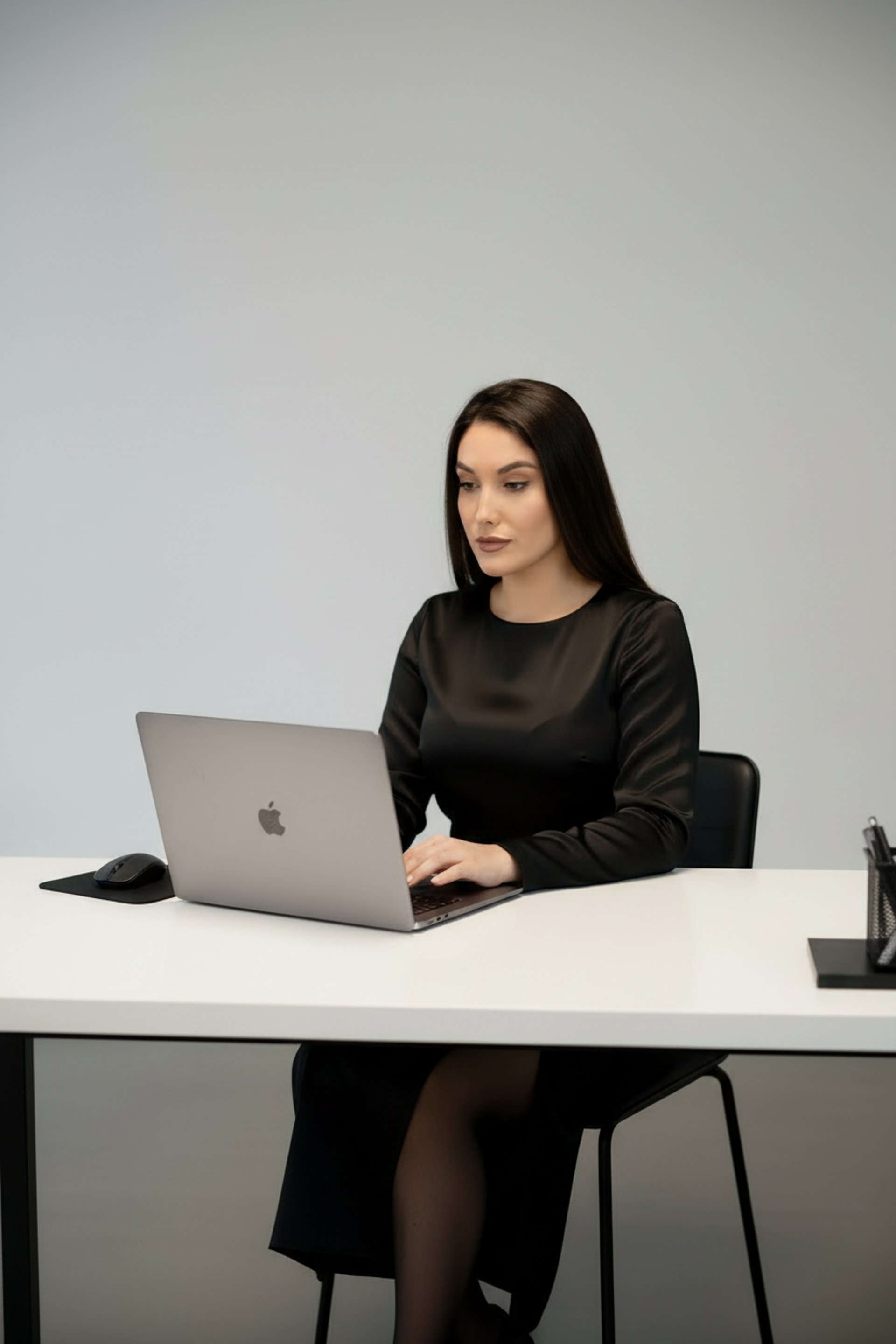 gray computer monitor