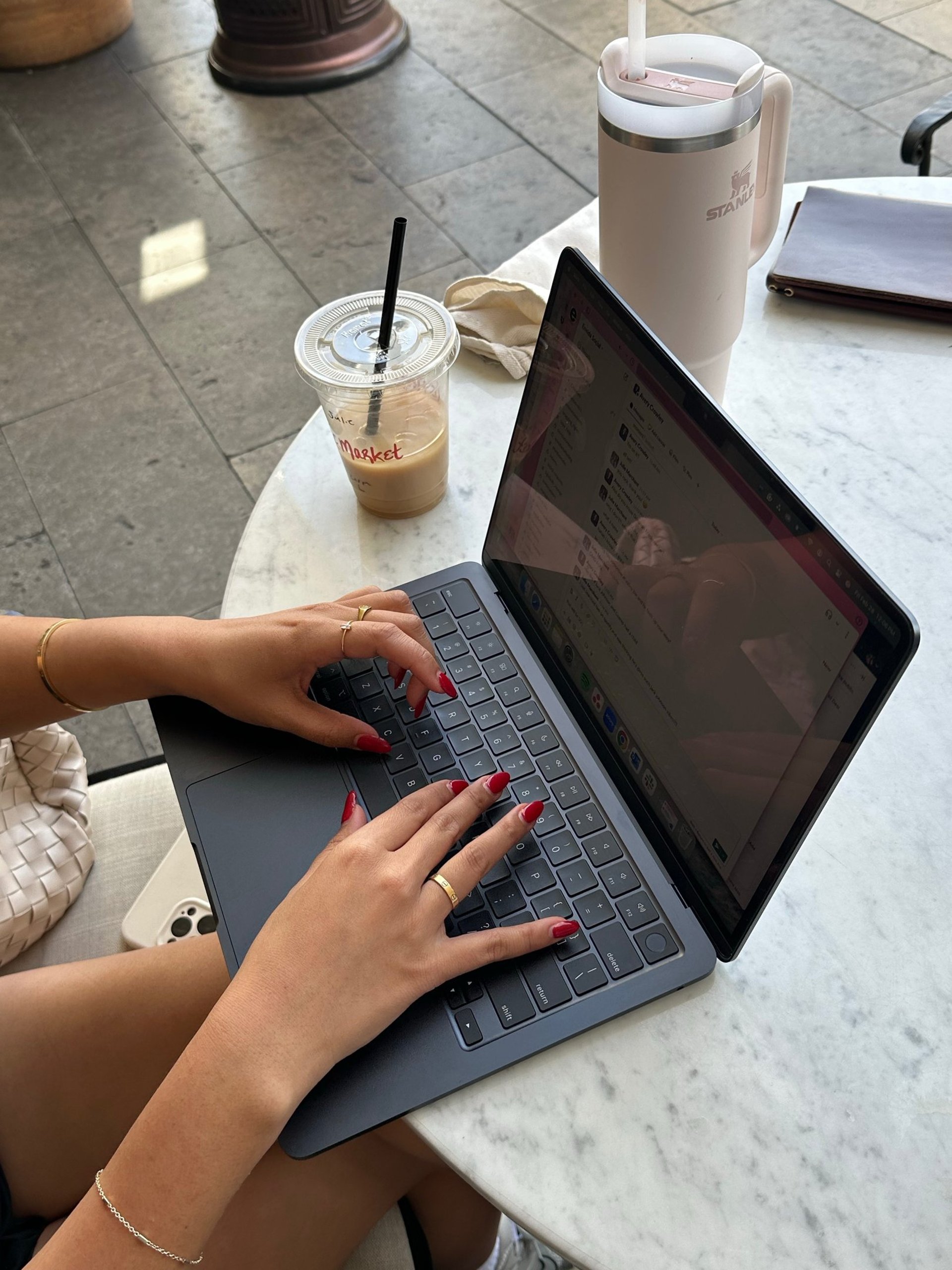 gray computer monitor